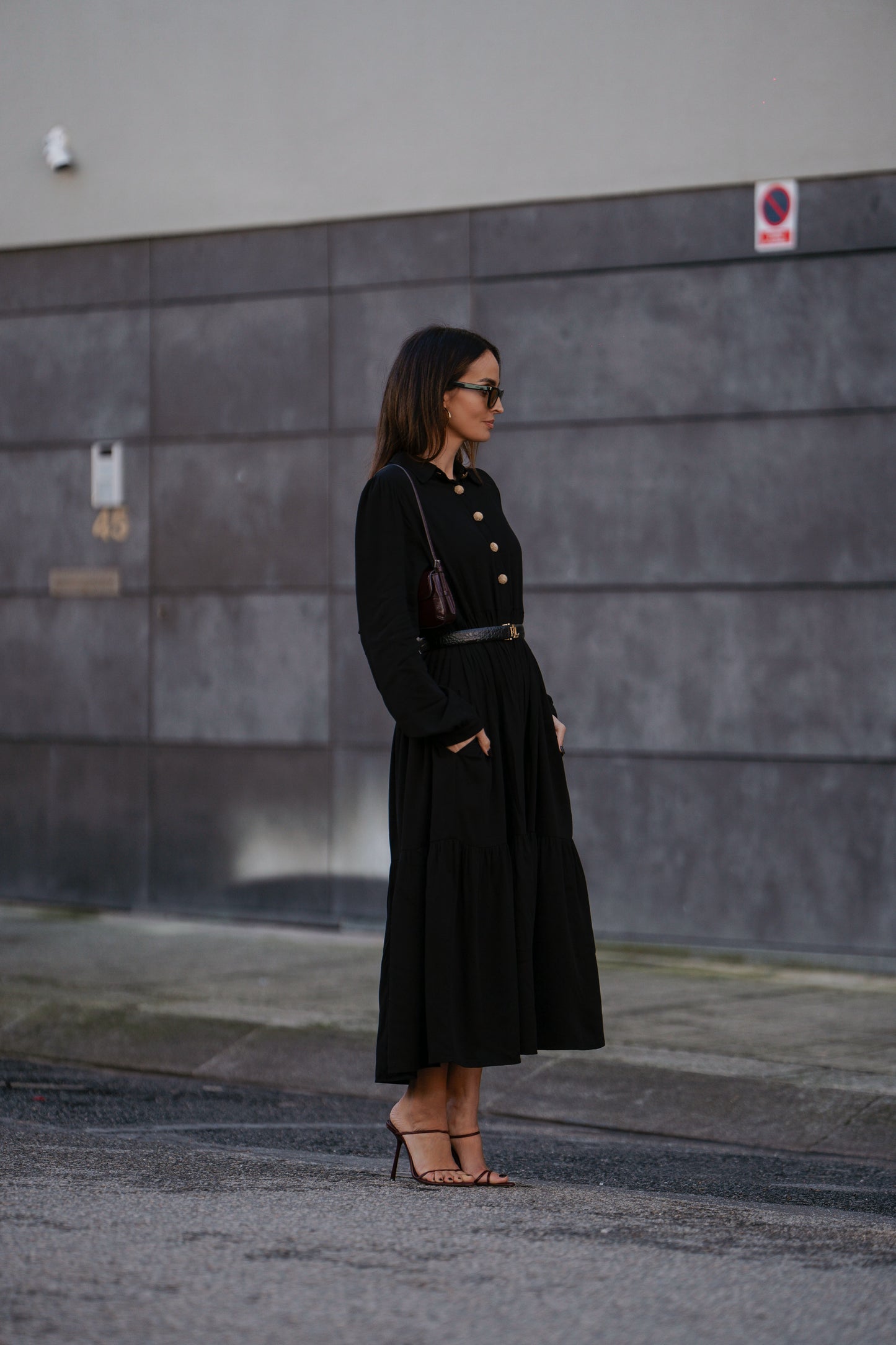 Vestido largo con botones dorados.