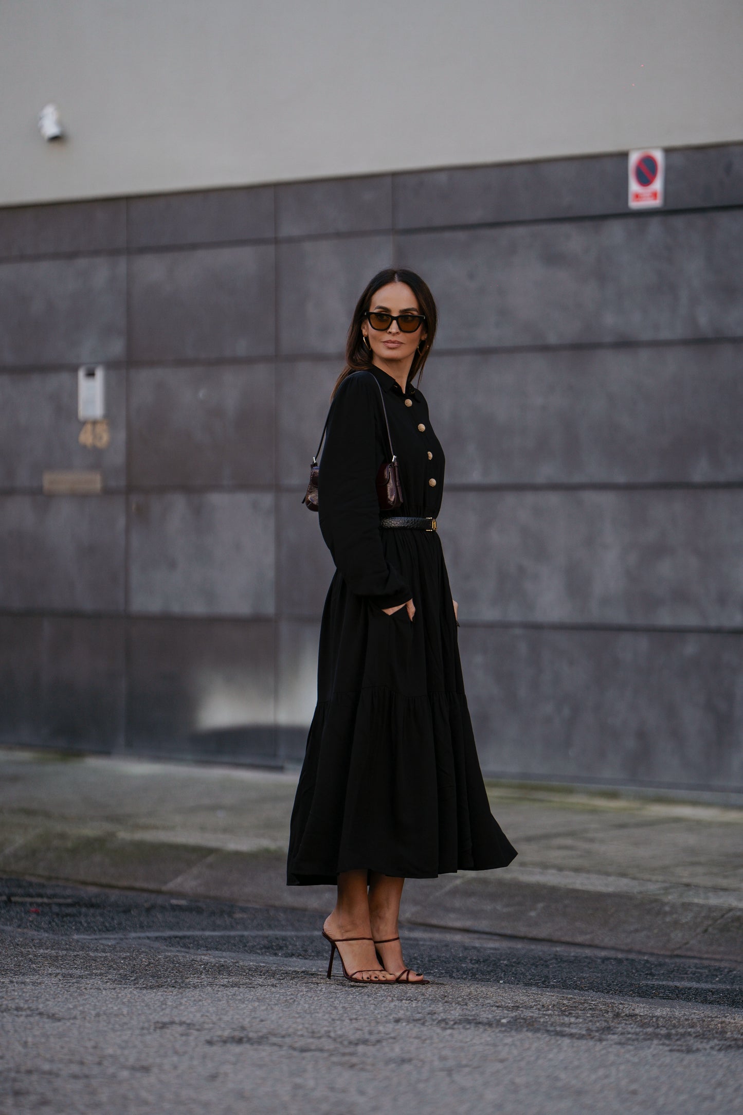 Vestido largo con botones dorados.