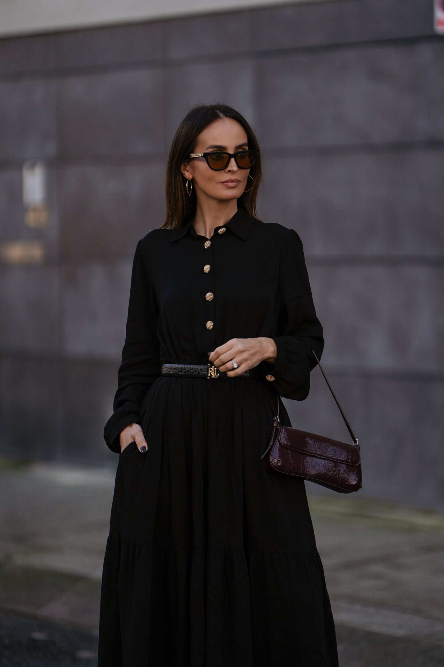 Vestido largo con botones dorados.