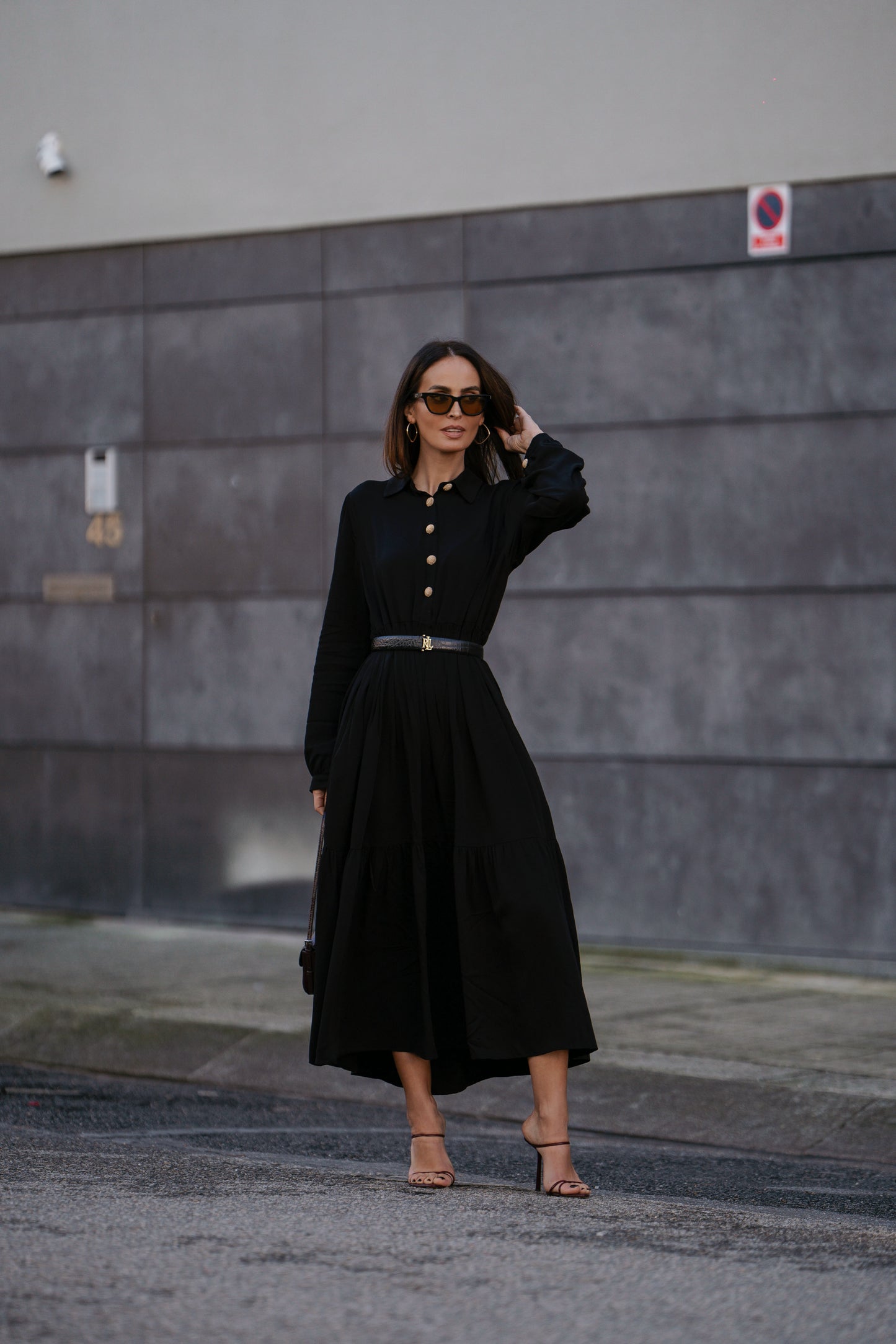 Vestido largo con botones dorados.