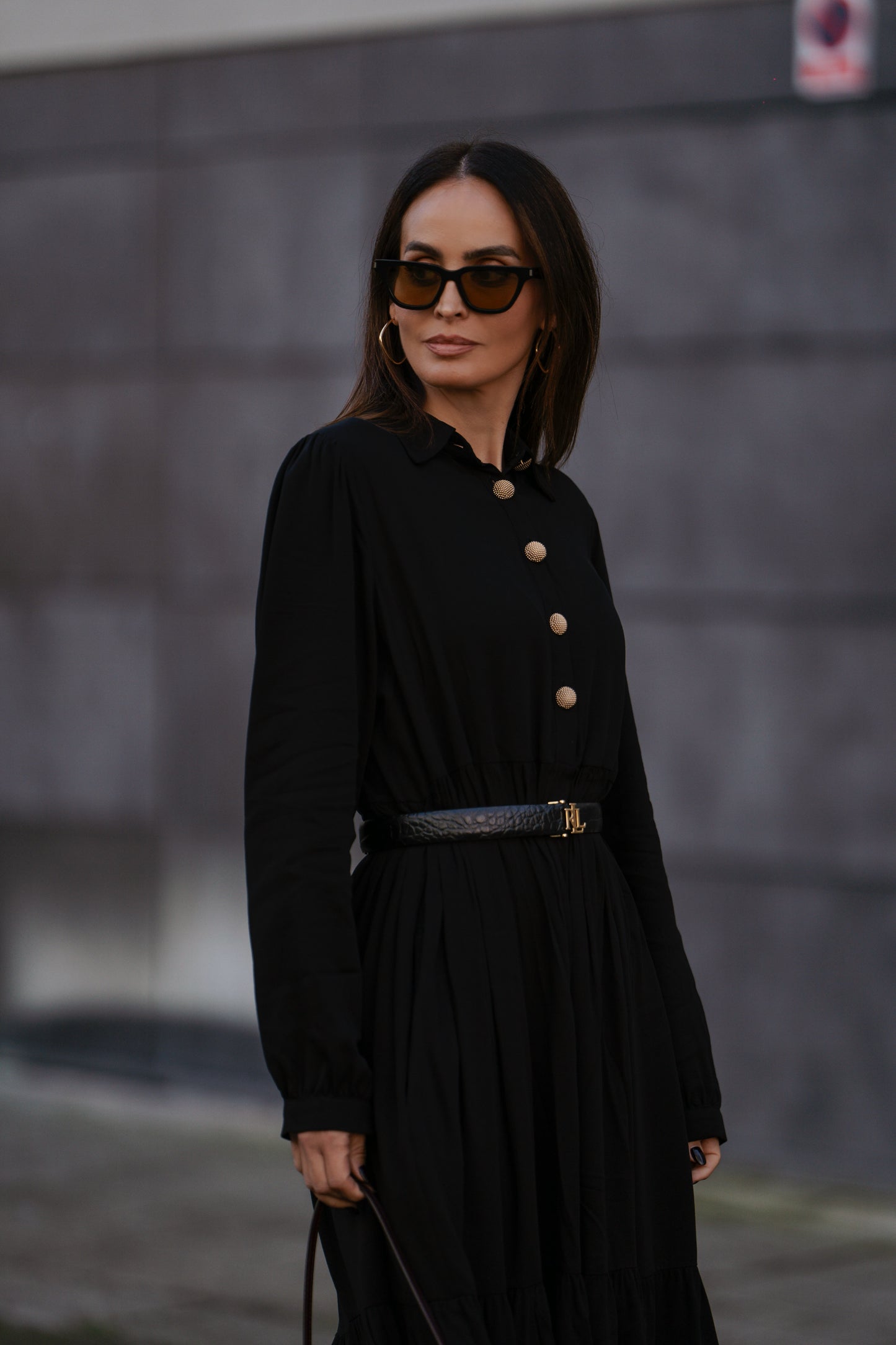 Vestido largo con botones dorados.