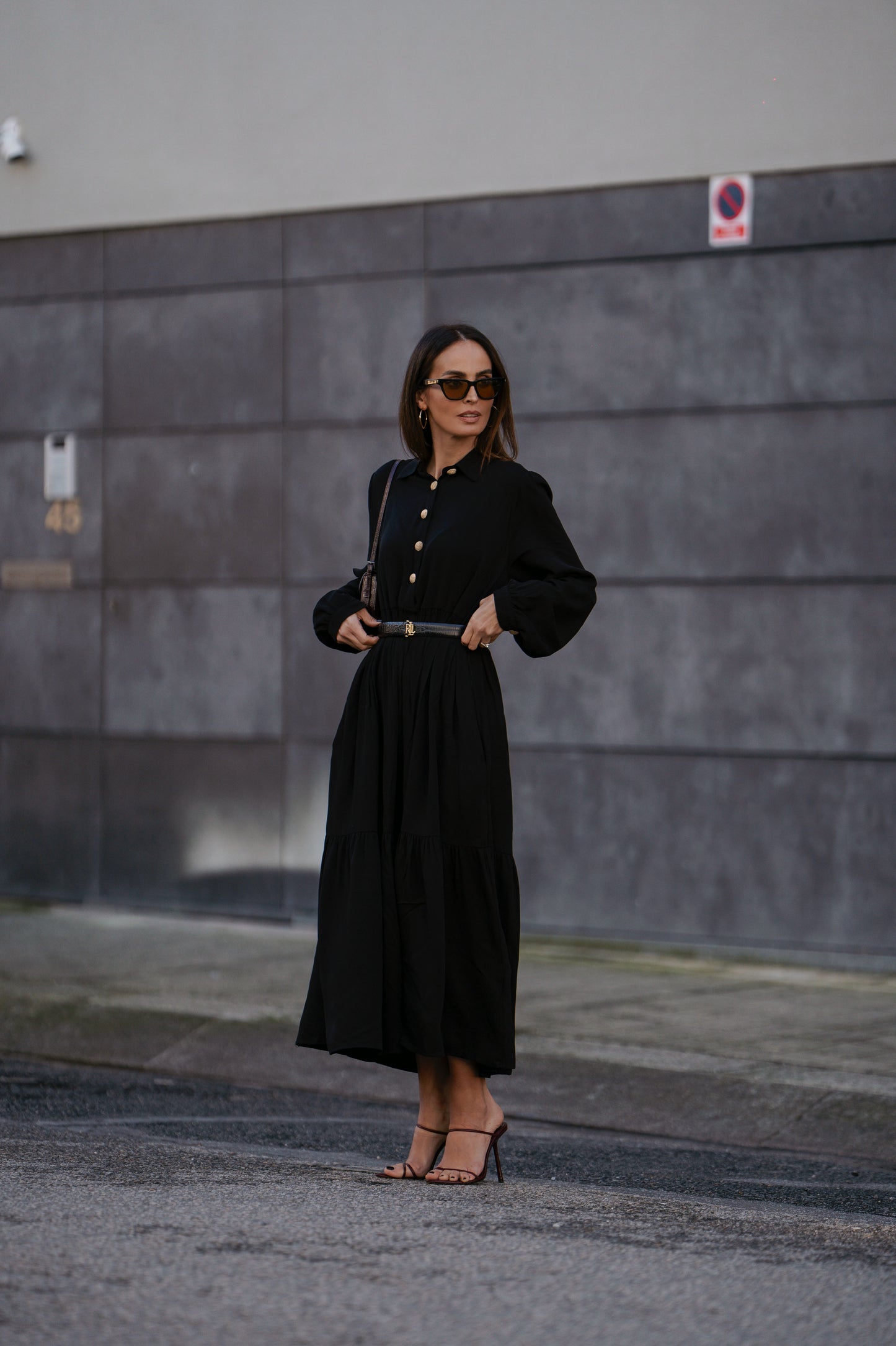 Vestido largo con botones dorados.