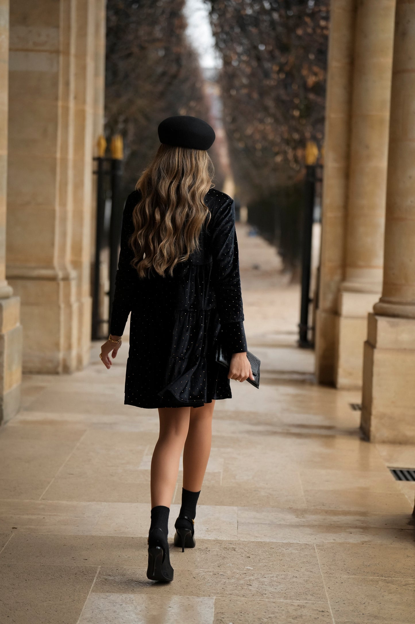 Vestido corto de terciopelo negro