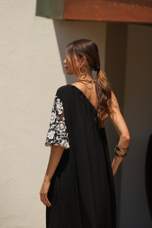 Vestido largo negro con manga bordada