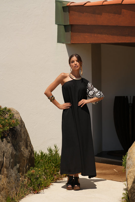 Vestido largo negro con manga bordada