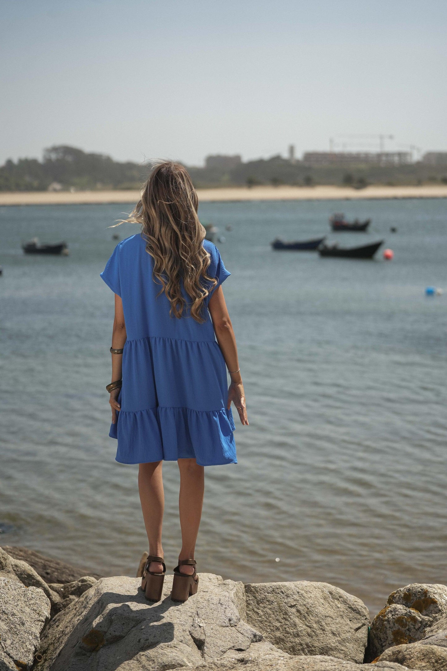 Vestido corto con volantes