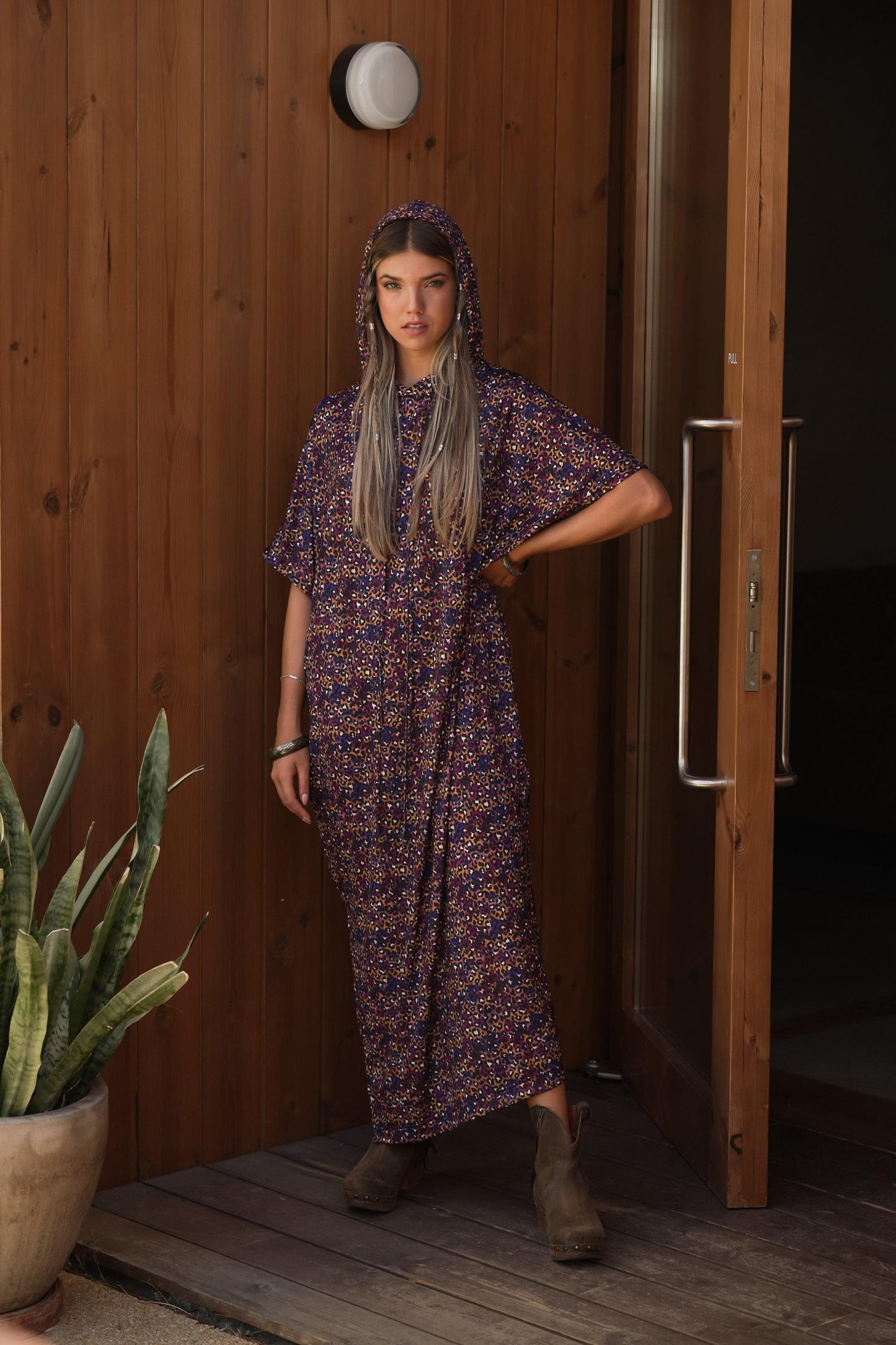 Vestido estampado con capucha