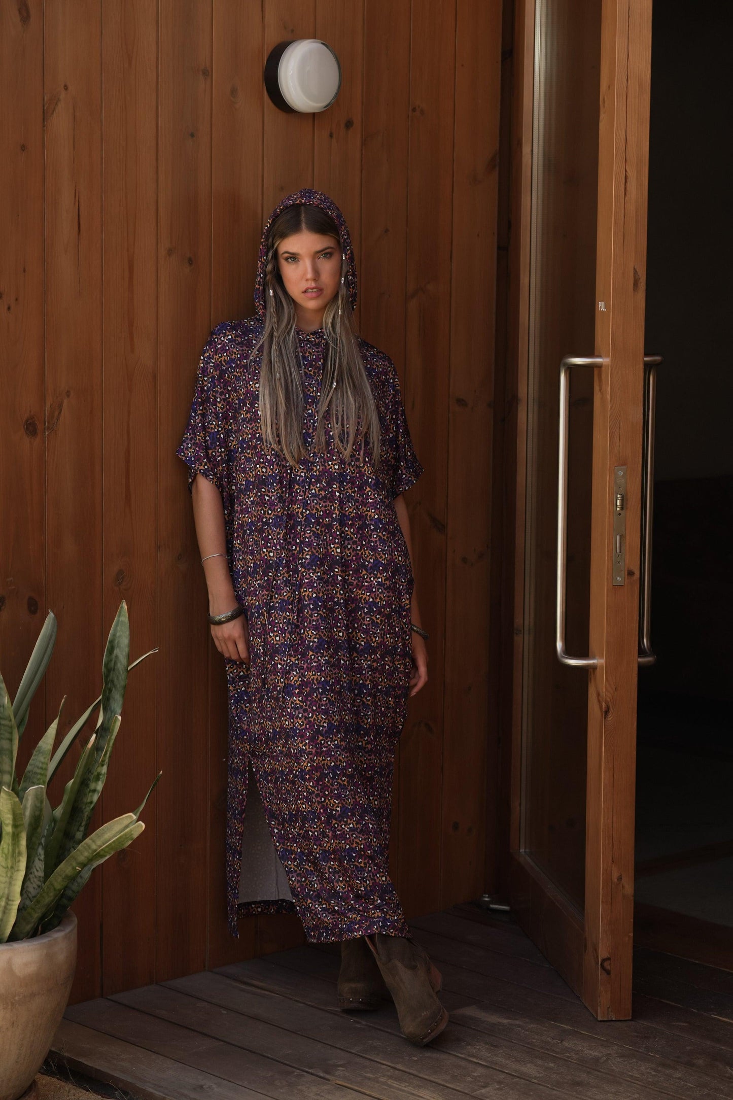 Vestido estampado con capucha