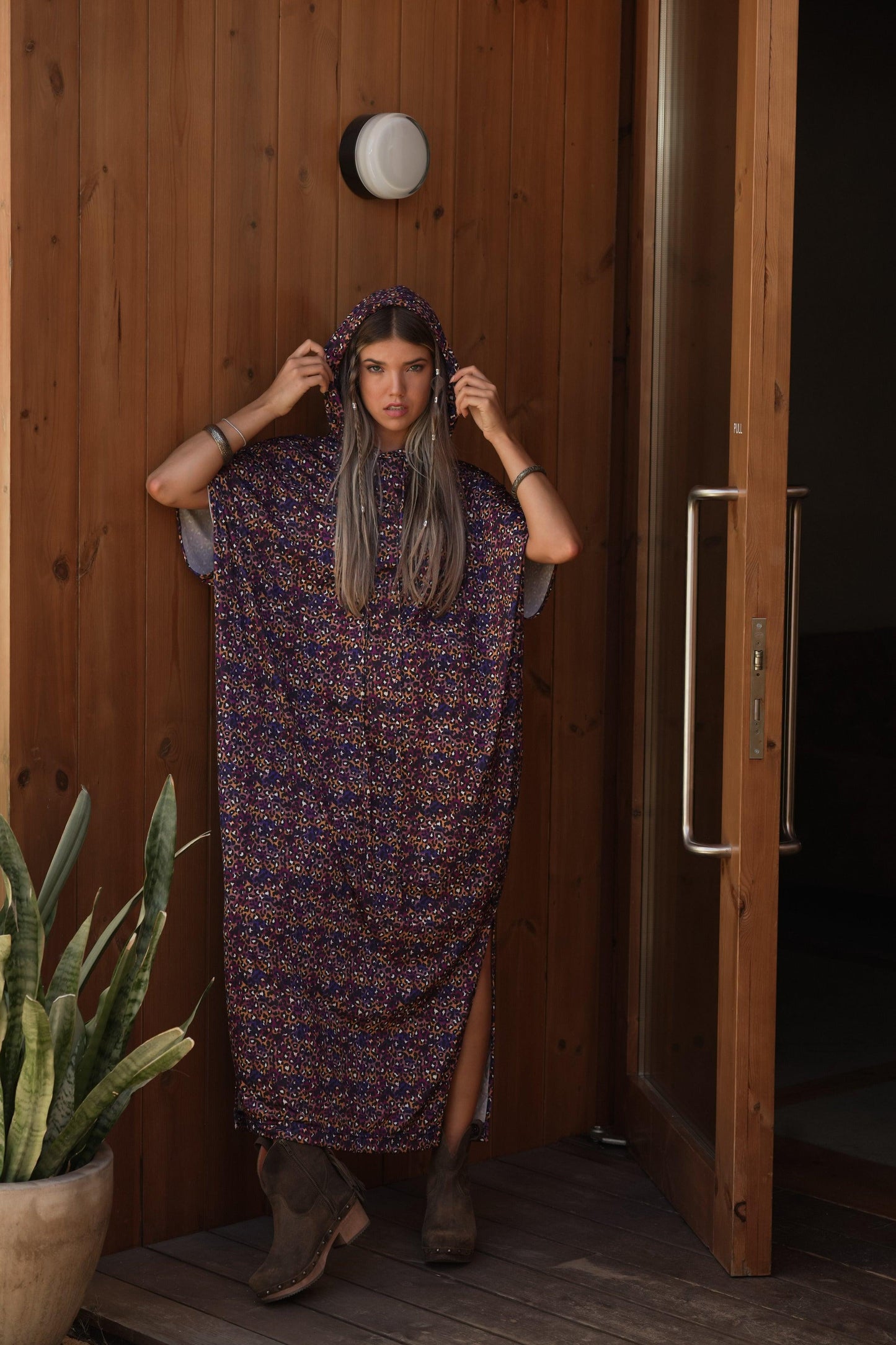 Vestido estampado con capucha
