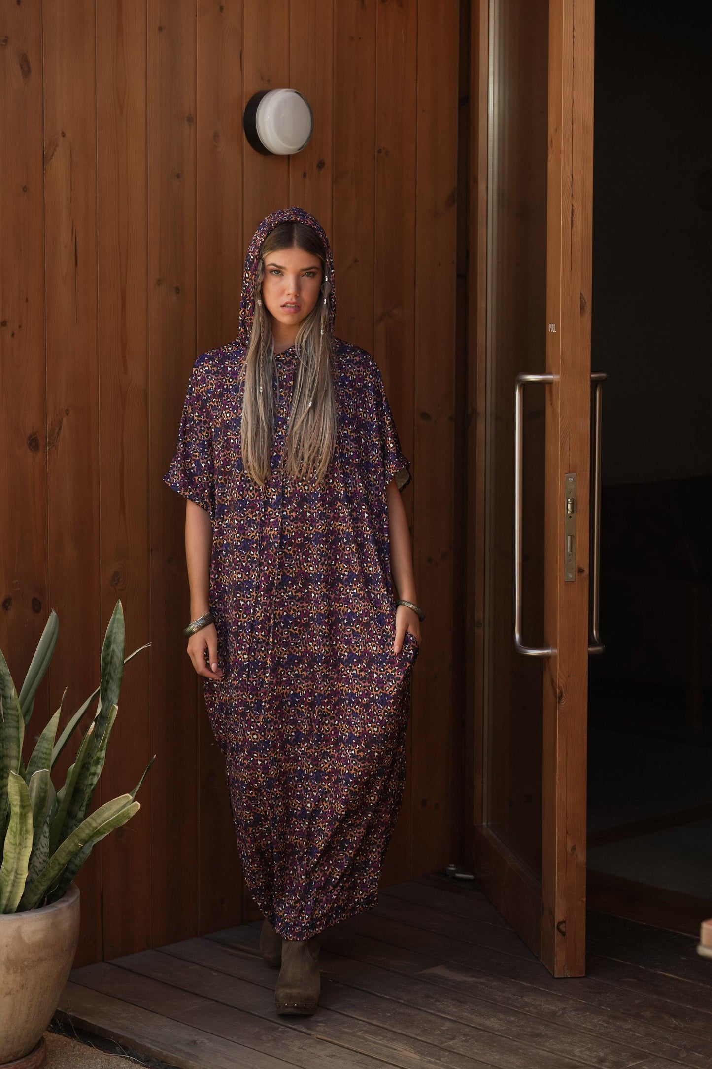 Vestido estampado con capucha