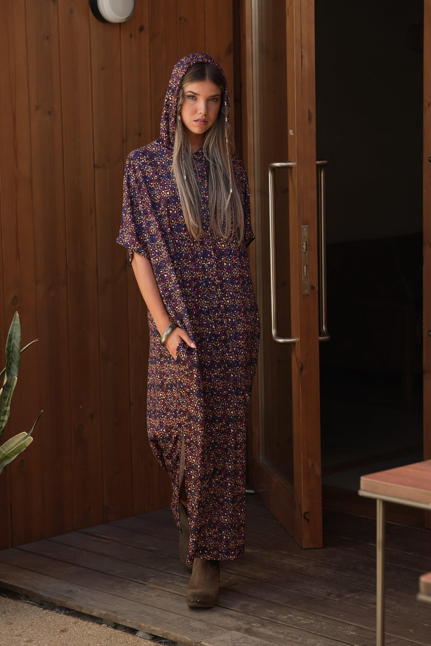 Vestido estampado con capucha