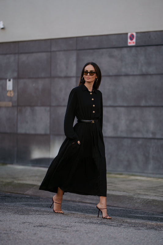 Vestido largo con botones dorados.