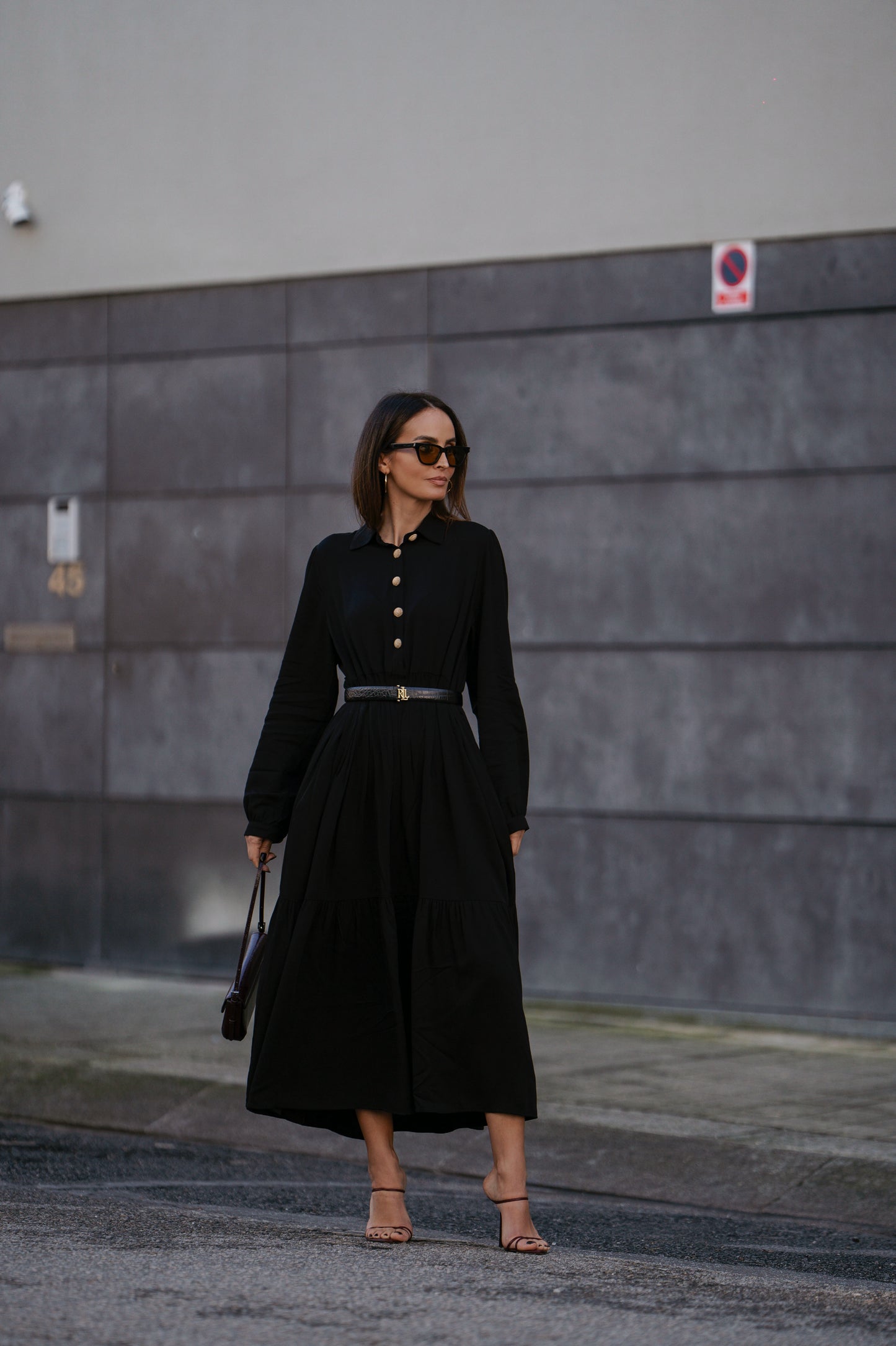 Vestido largo con botones dorados.