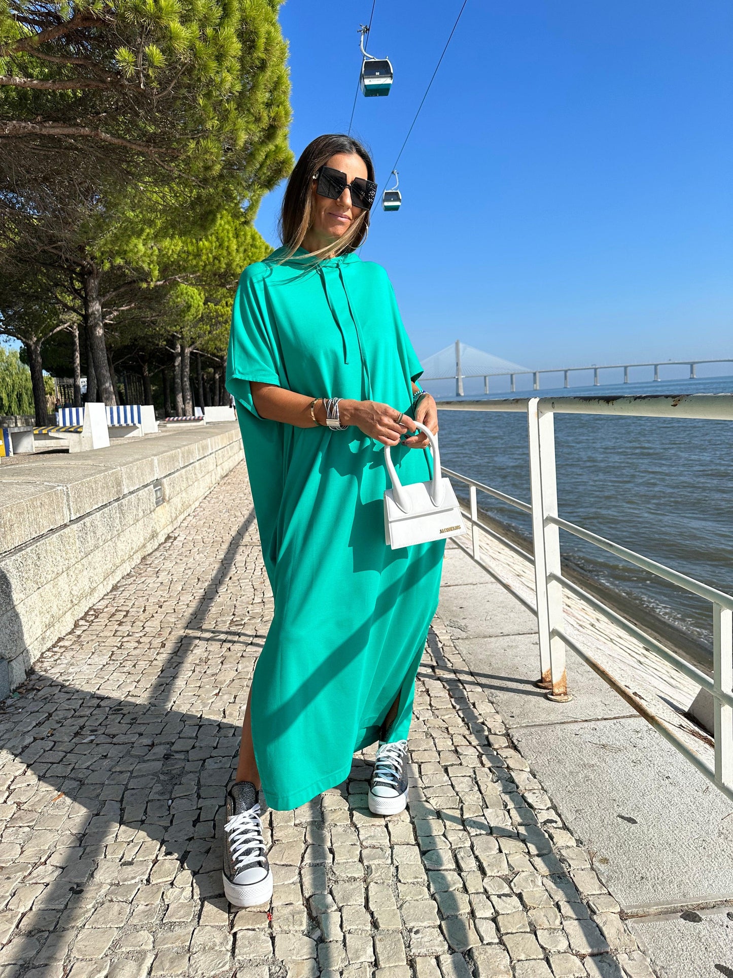 Vestido largo con capucha