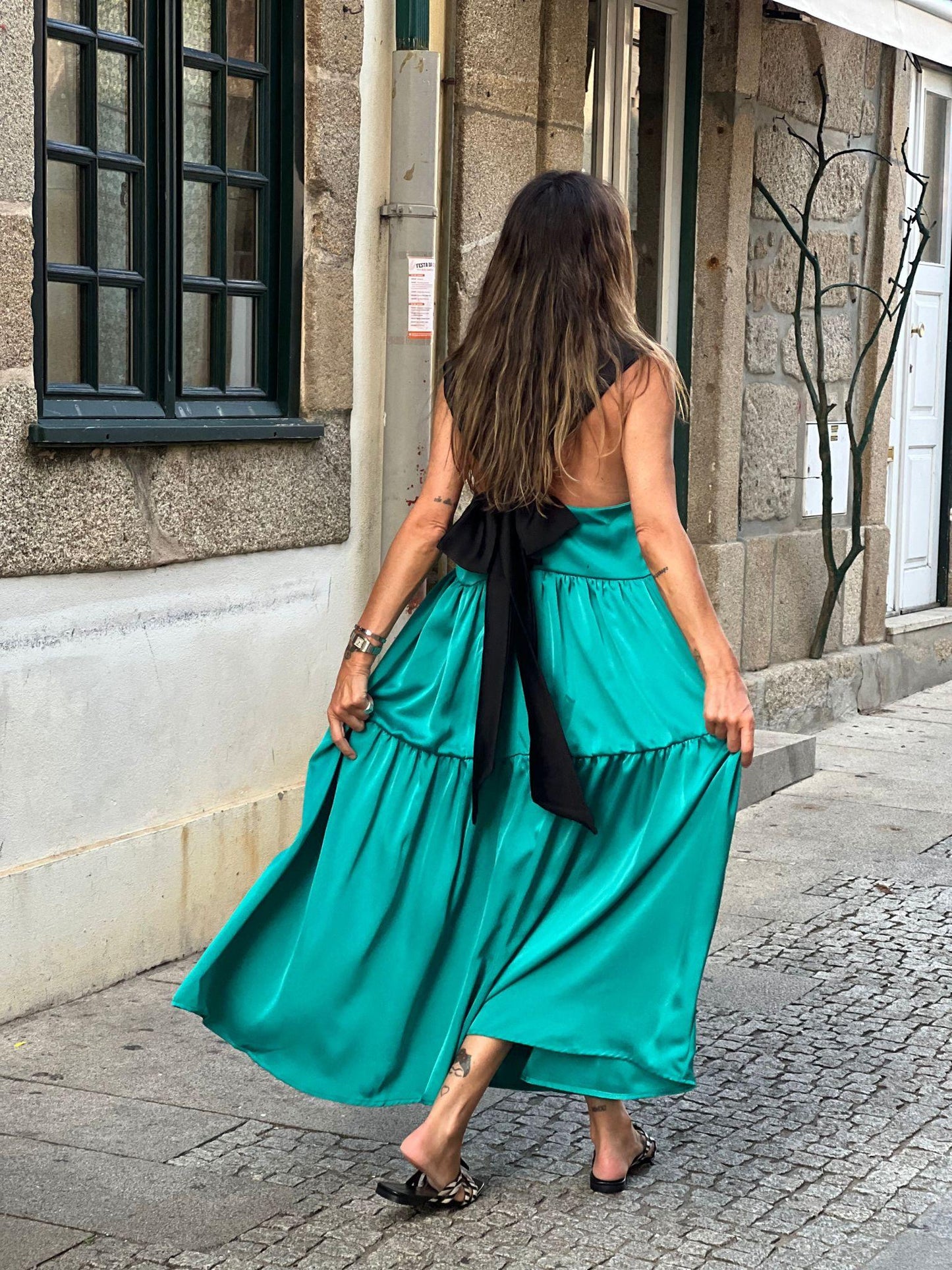 Vestido largo con encaje en la espalda