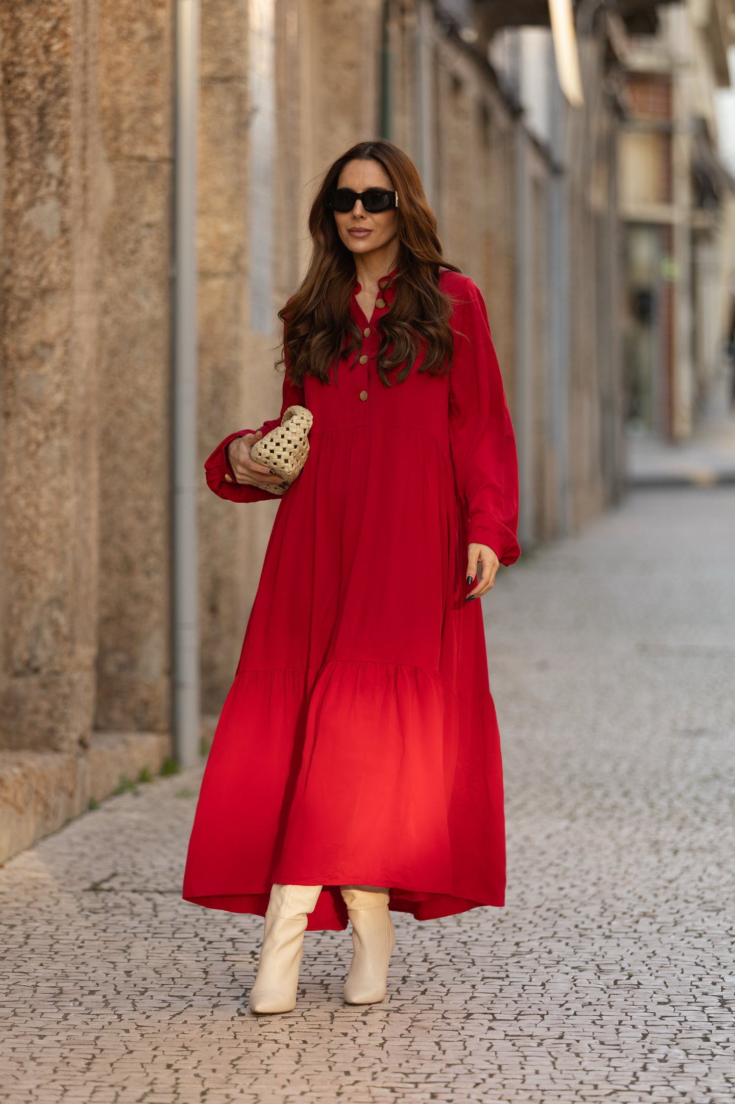 Vestido largo con botones dorados.