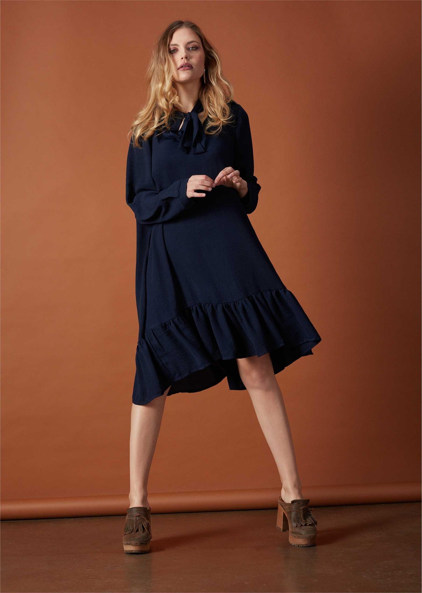 Vestido con escote de encaje