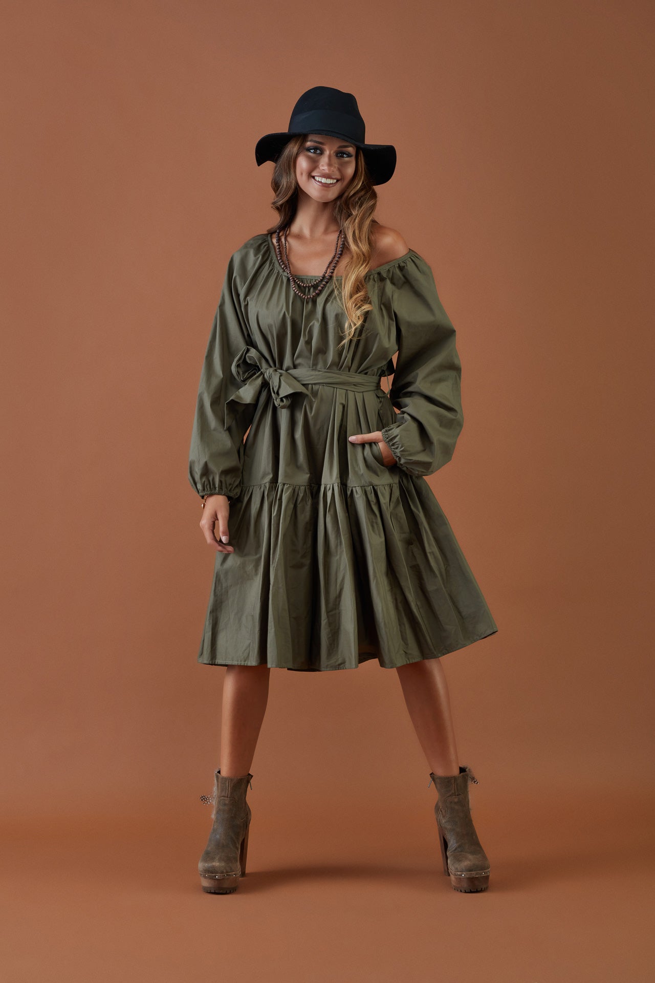 <transcy>Vestido con cinturón</transcy>