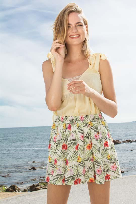 <transcy>Pantalones cortos de flores</transcy>