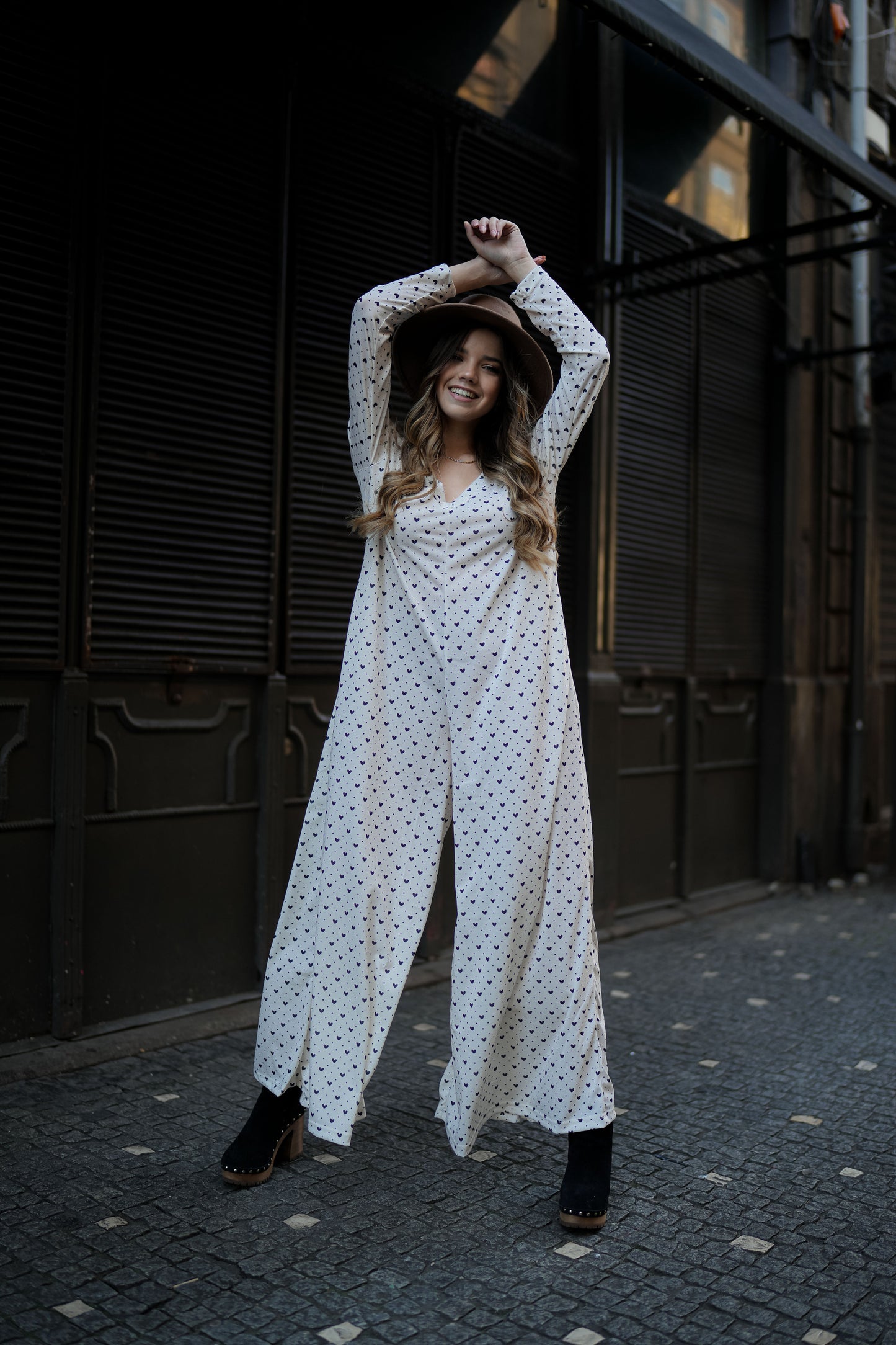 jumpsuit con estampado de corazones