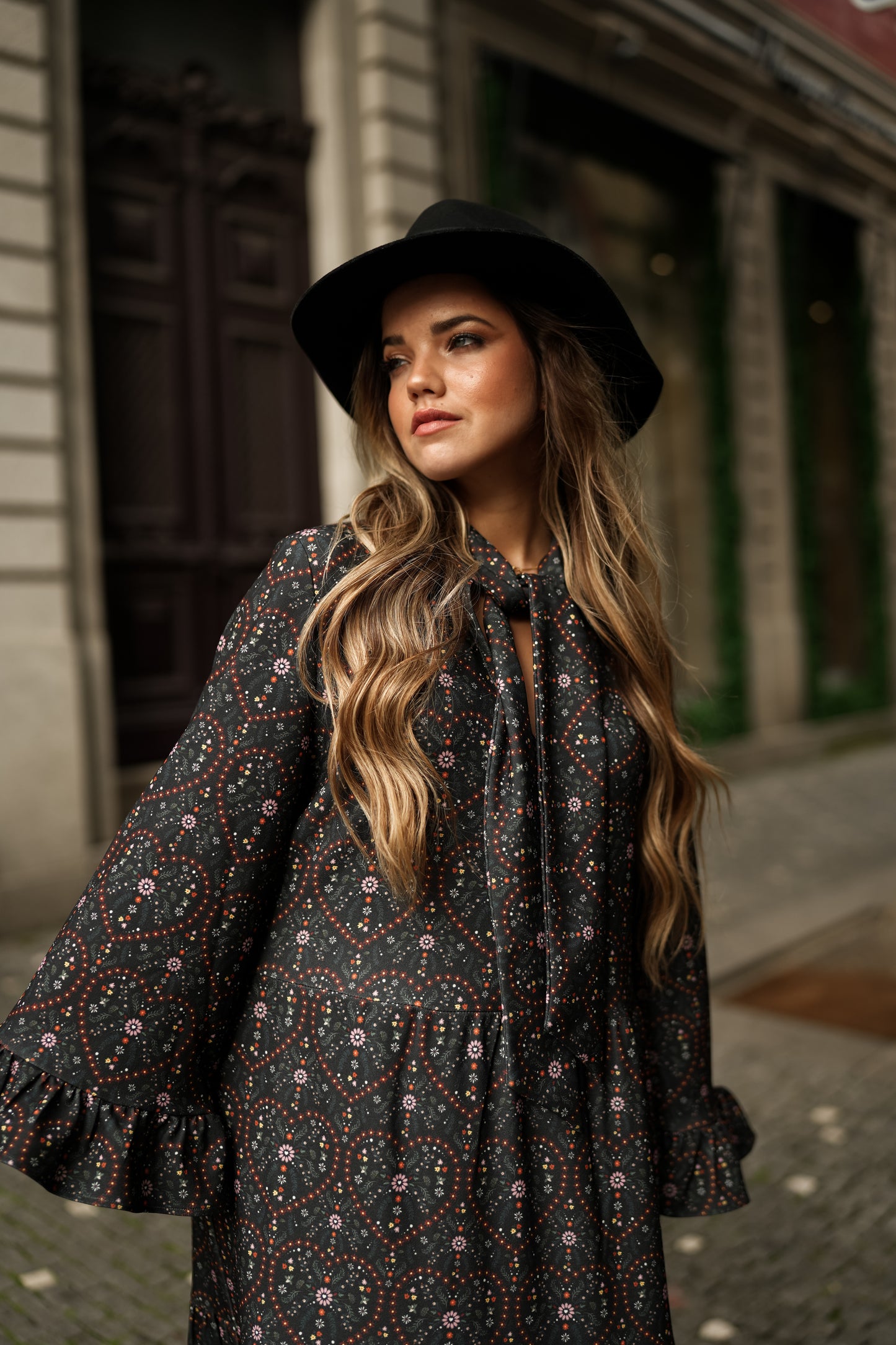Vestido con lazo en el escote