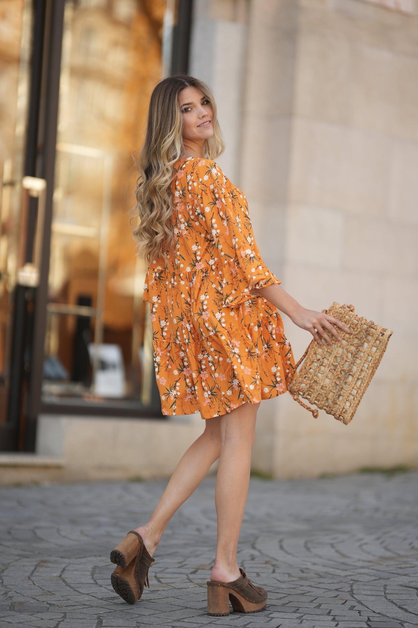 Vestido corto con volantes