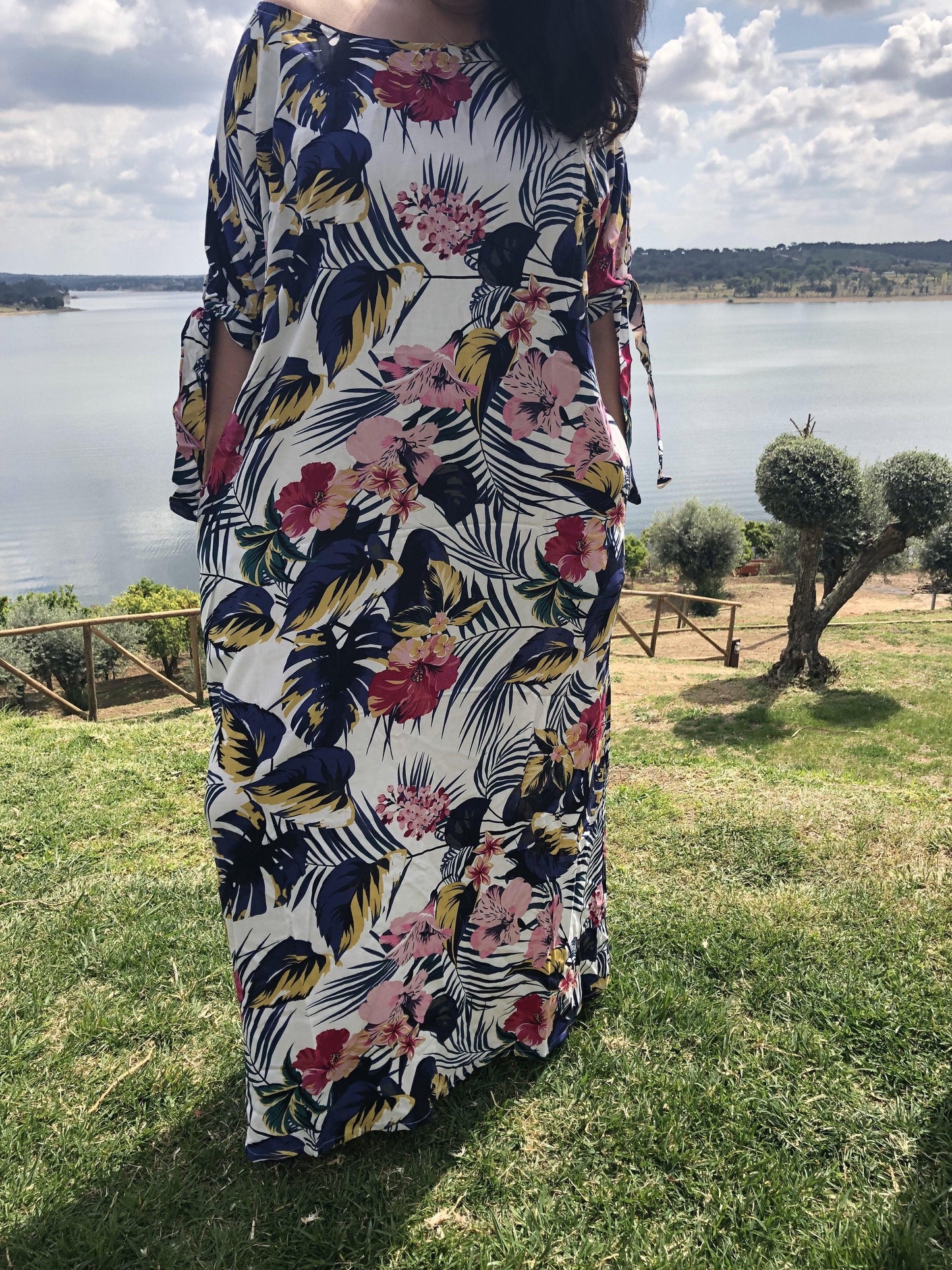 Vestido con lazos en la manga.