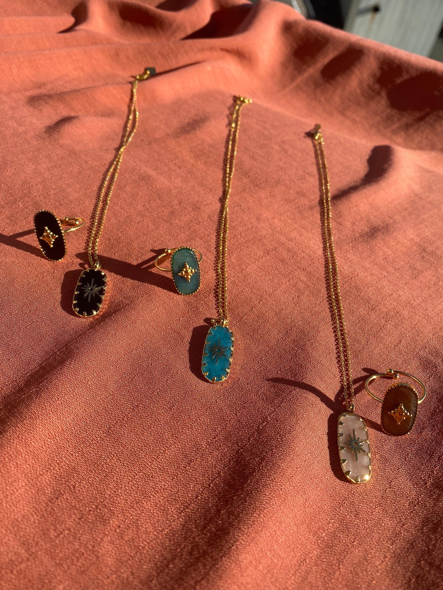 <transcy>Alambre con piedra</transcy>