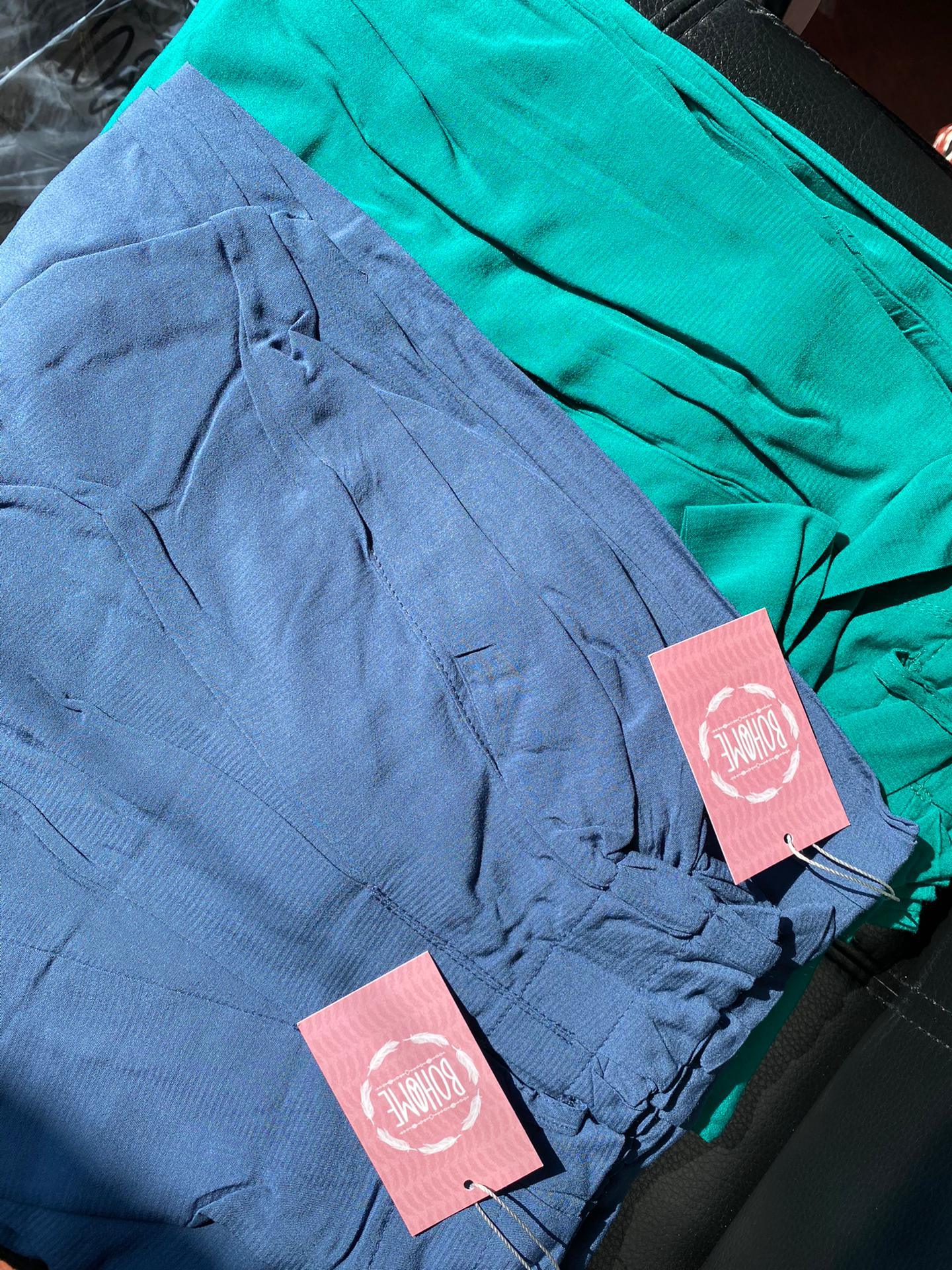 <transcy>Pantalones con cinturón</transcy>
