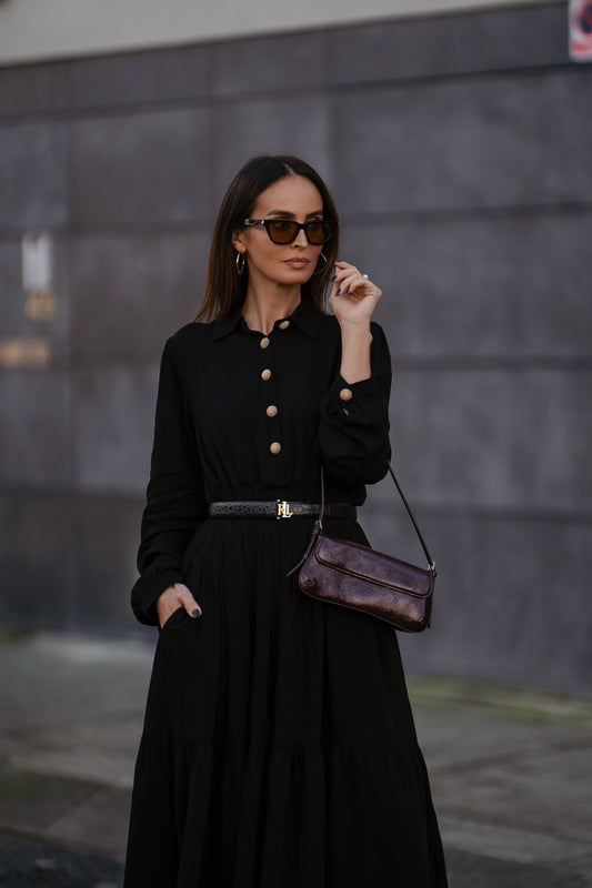 Vestido largo con botones dorados.