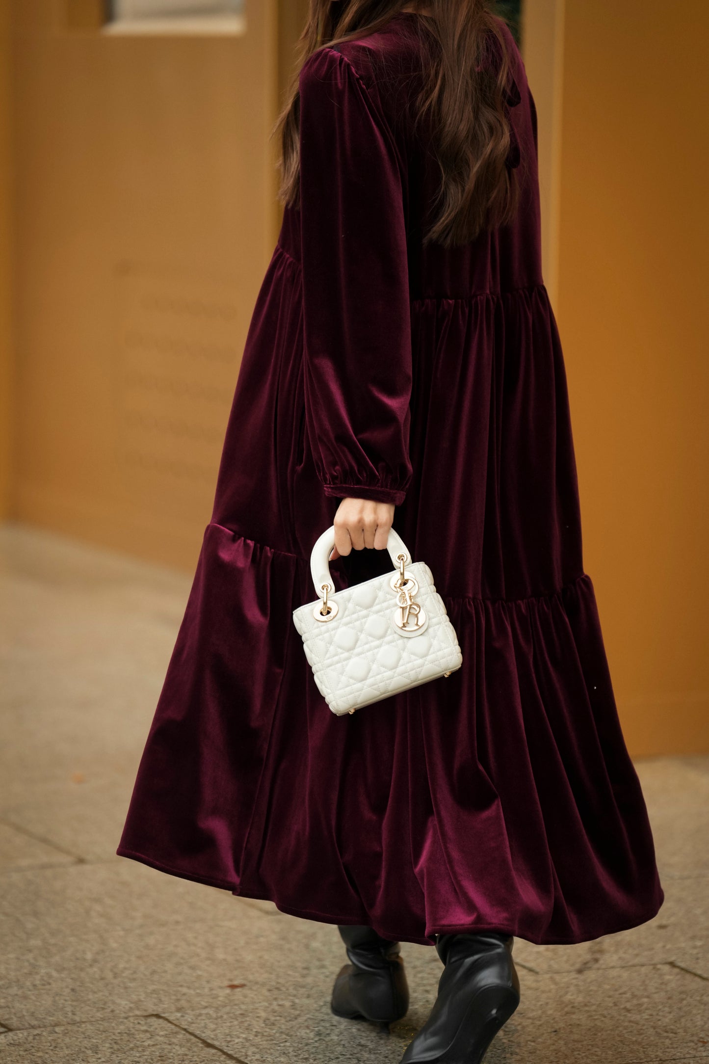 Vestido largo con volantes en terciopelo