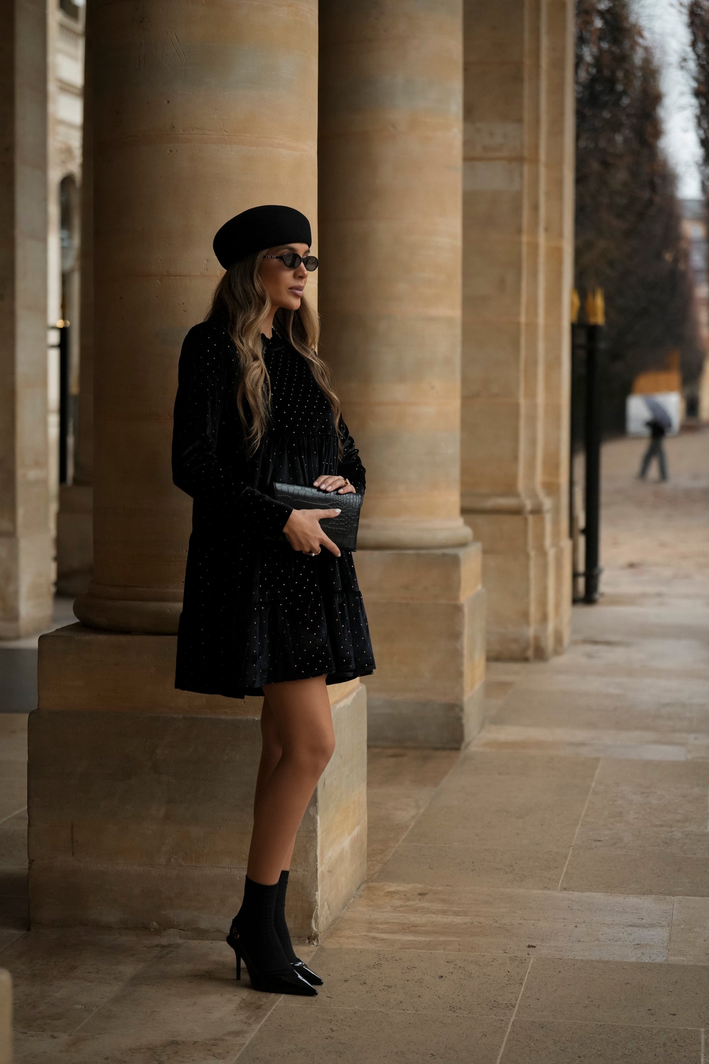 Vestido corto de terciopelo negro