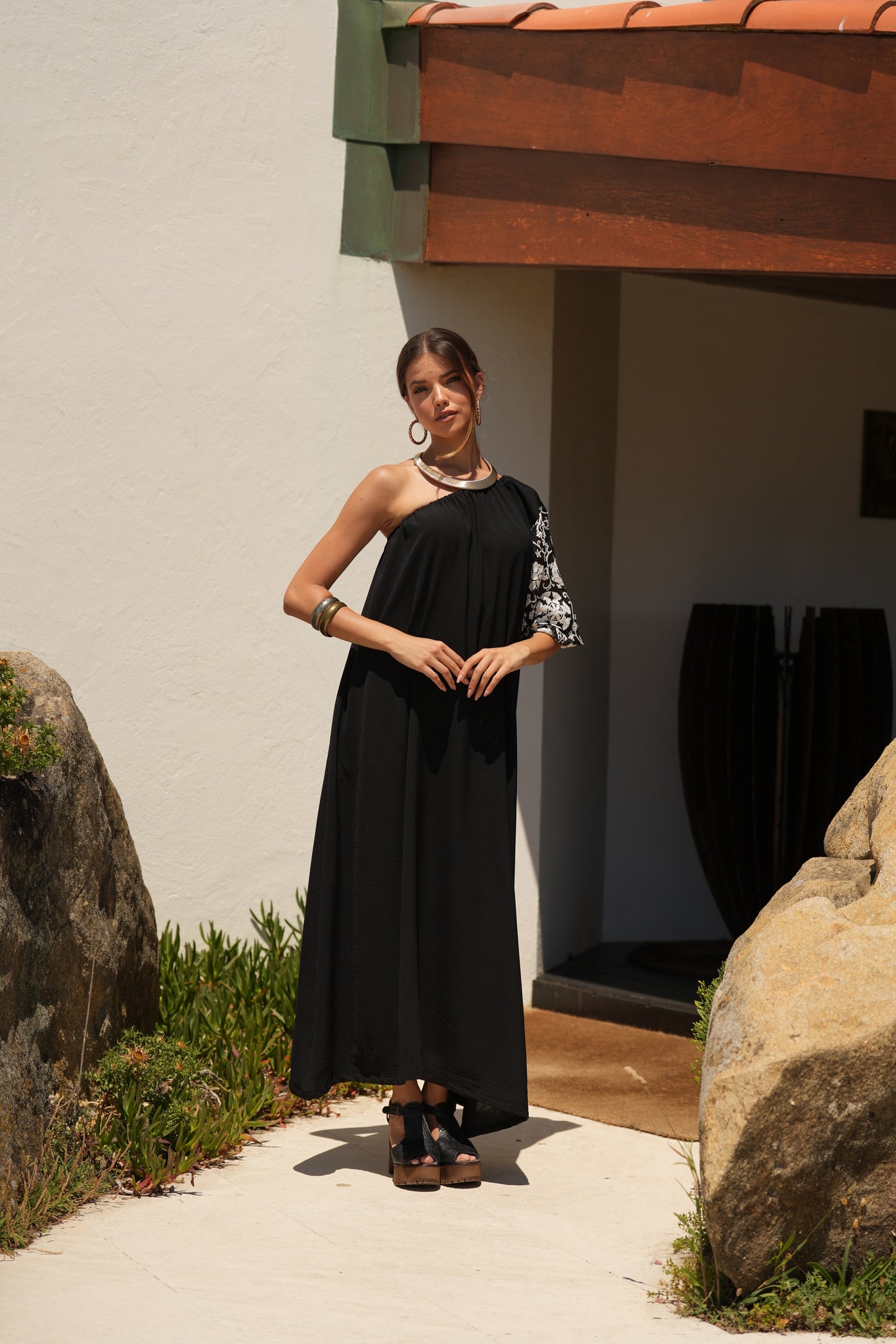 Vestido largo negro con manga bordada