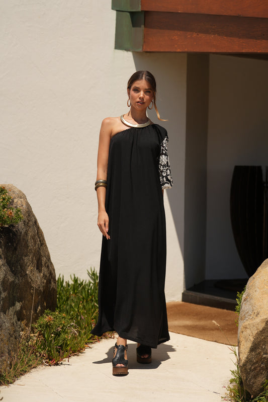 Vestido largo negro con manga bordada