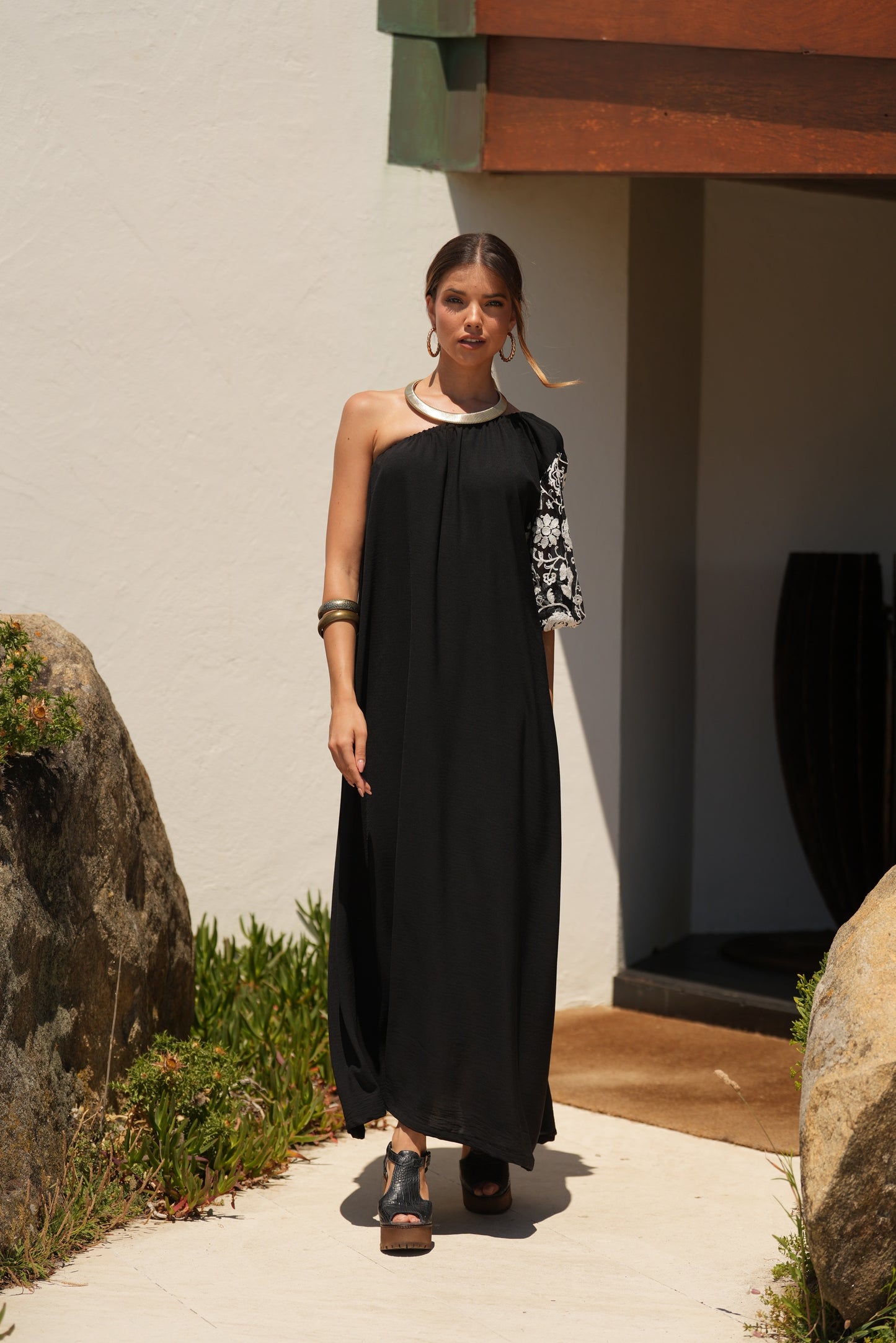 Vestido largo negro con manga bordada