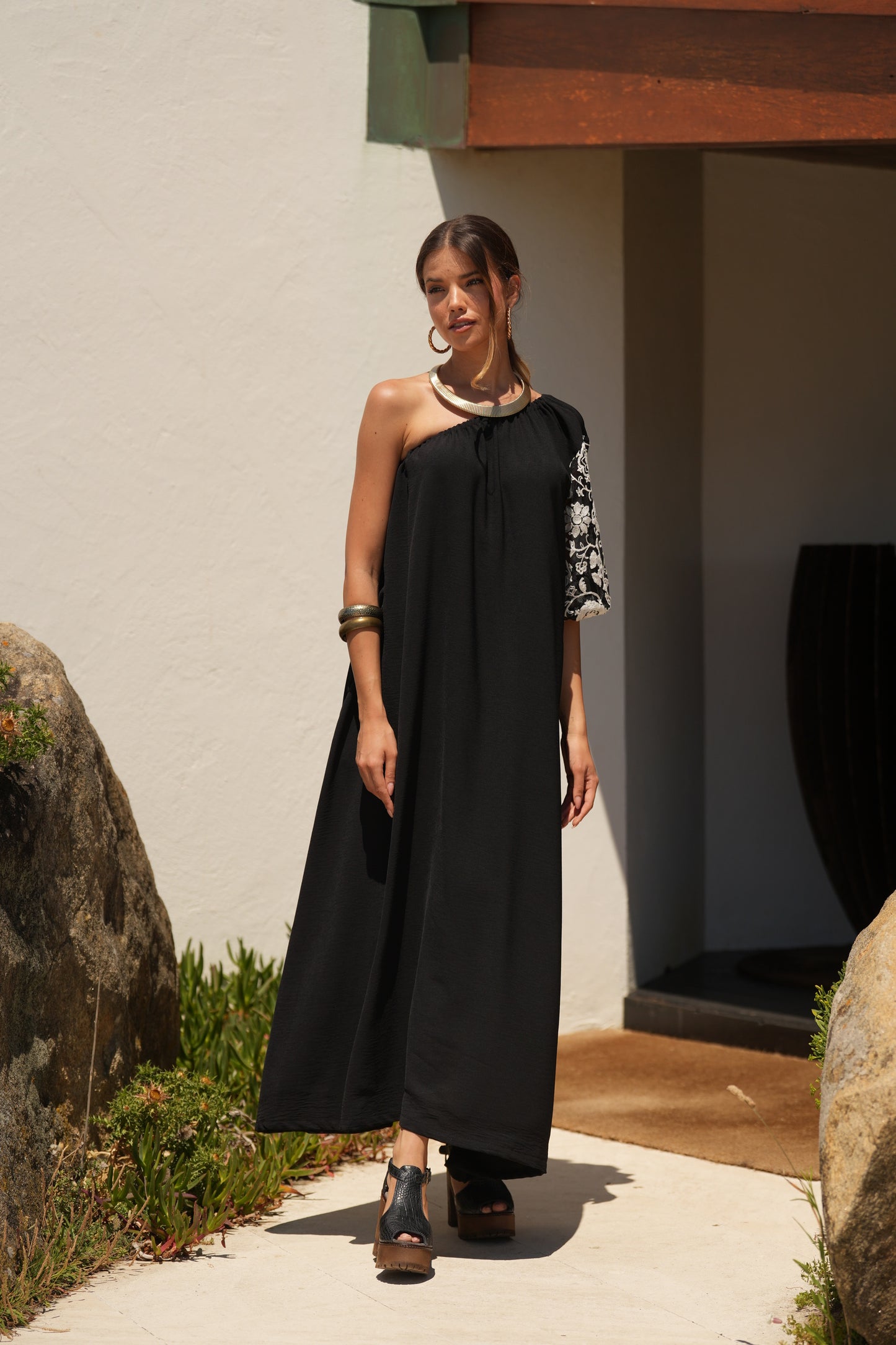 Vestido largo negro con manga bordada