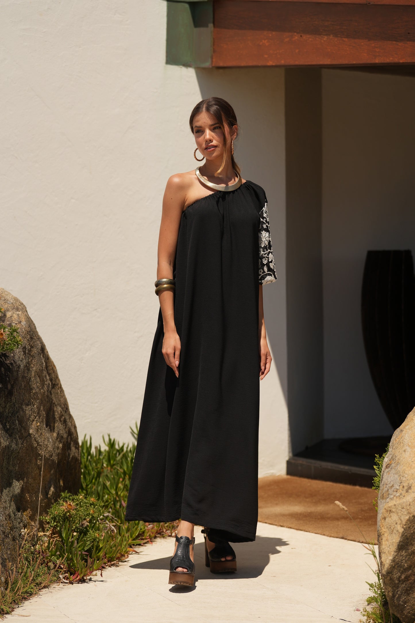 Vestido largo negro con manga bordada