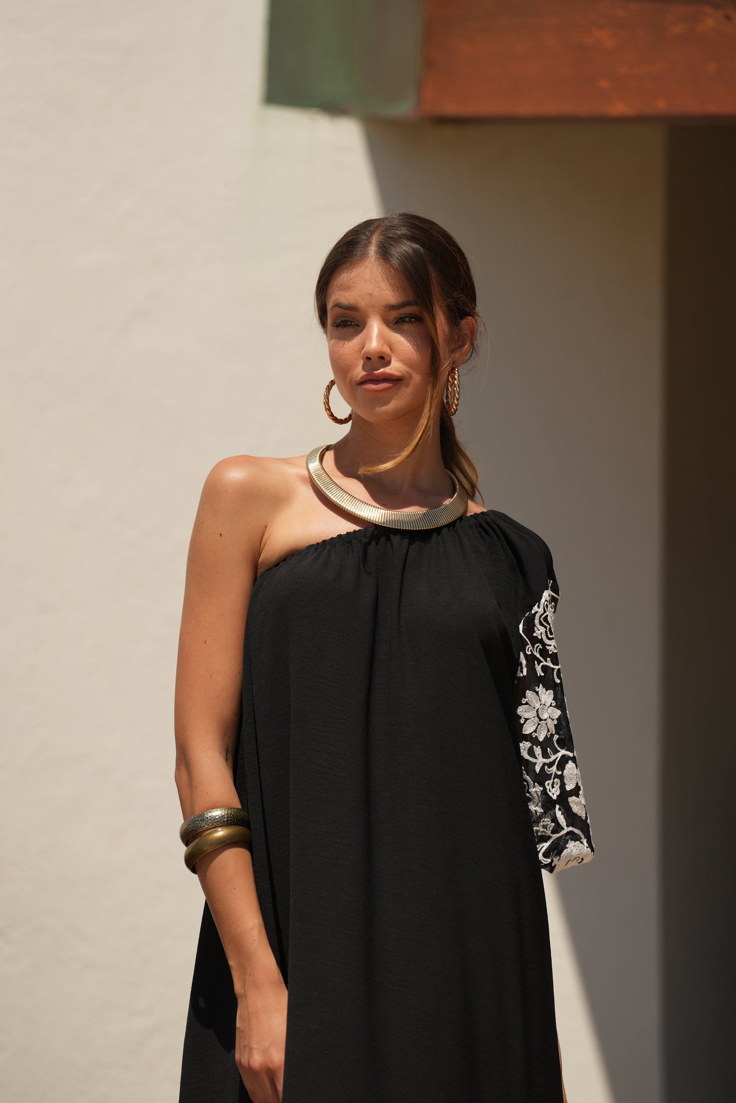 Vestido largo negro con manga bordada