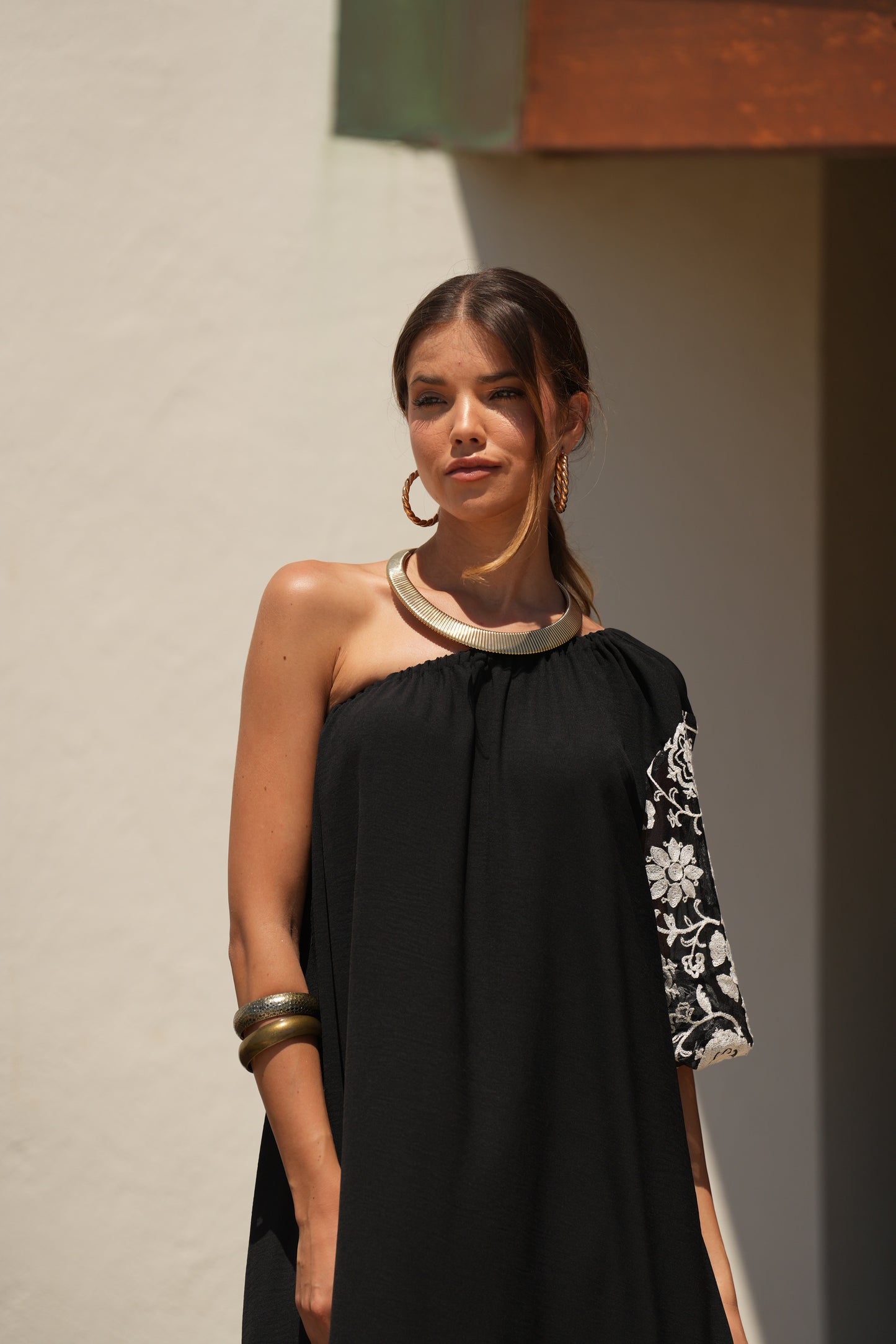 Vestido largo negro con manga bordada