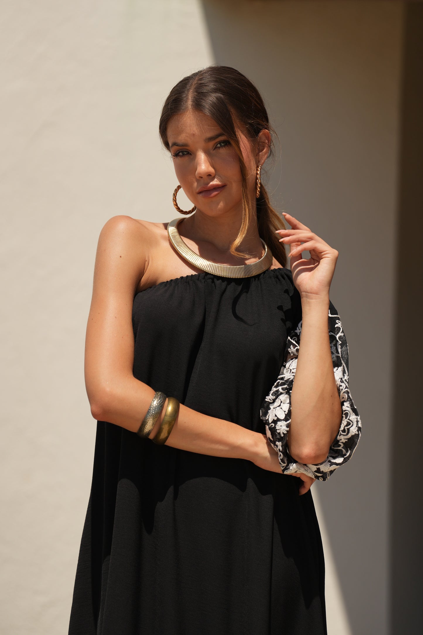 Vestido largo negro con manga bordada