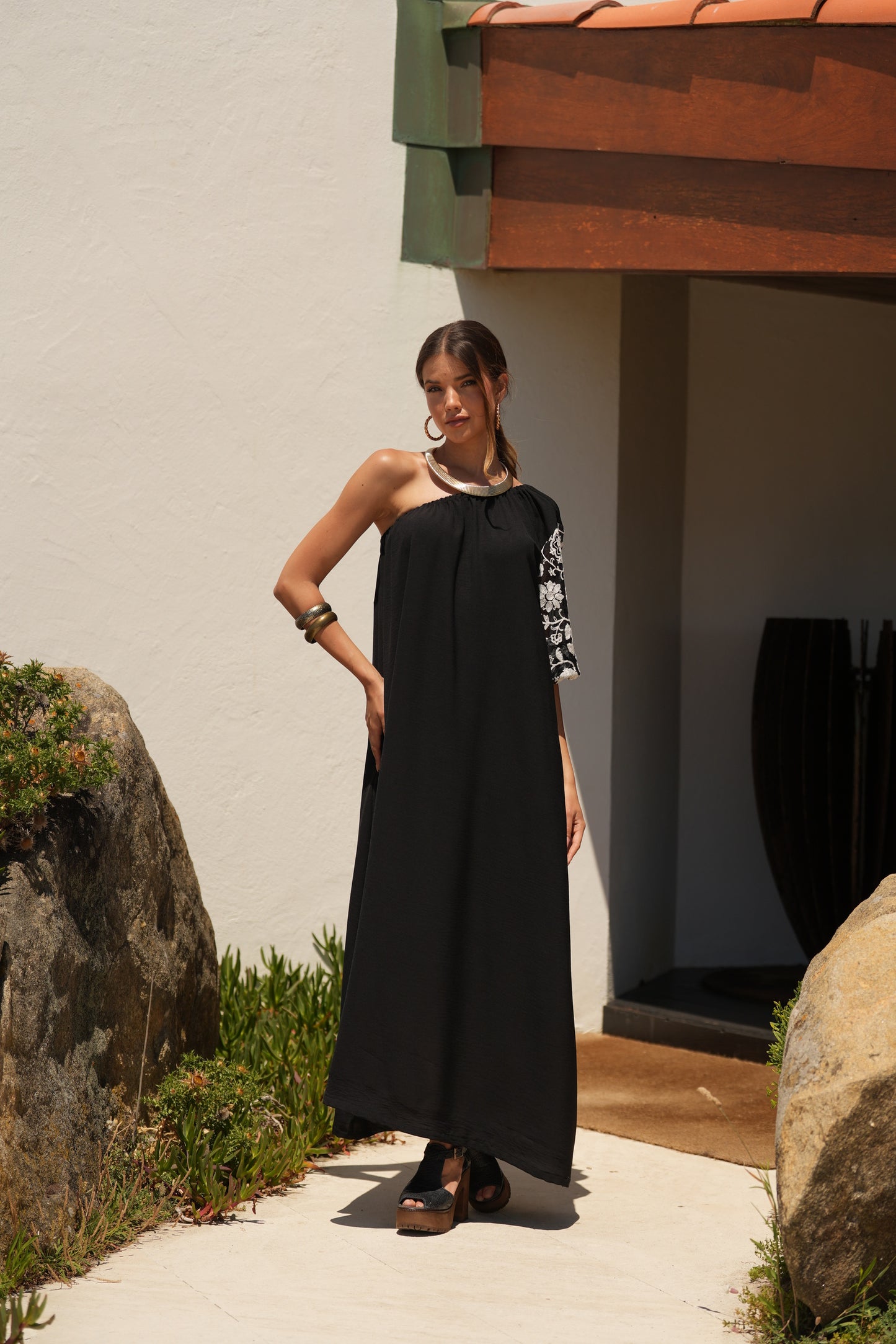 Vestido largo negro con manga bordada
