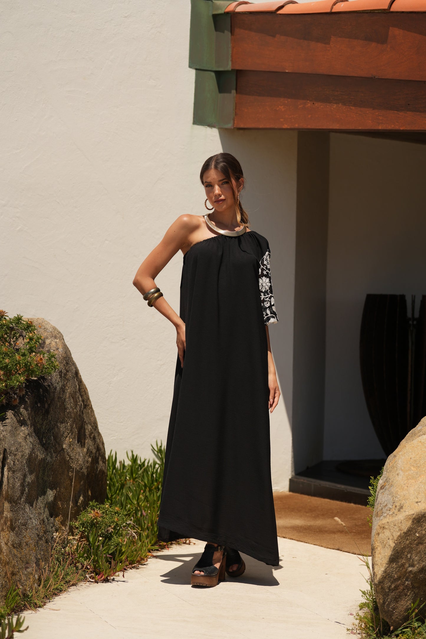 Vestido largo negro con manga bordada