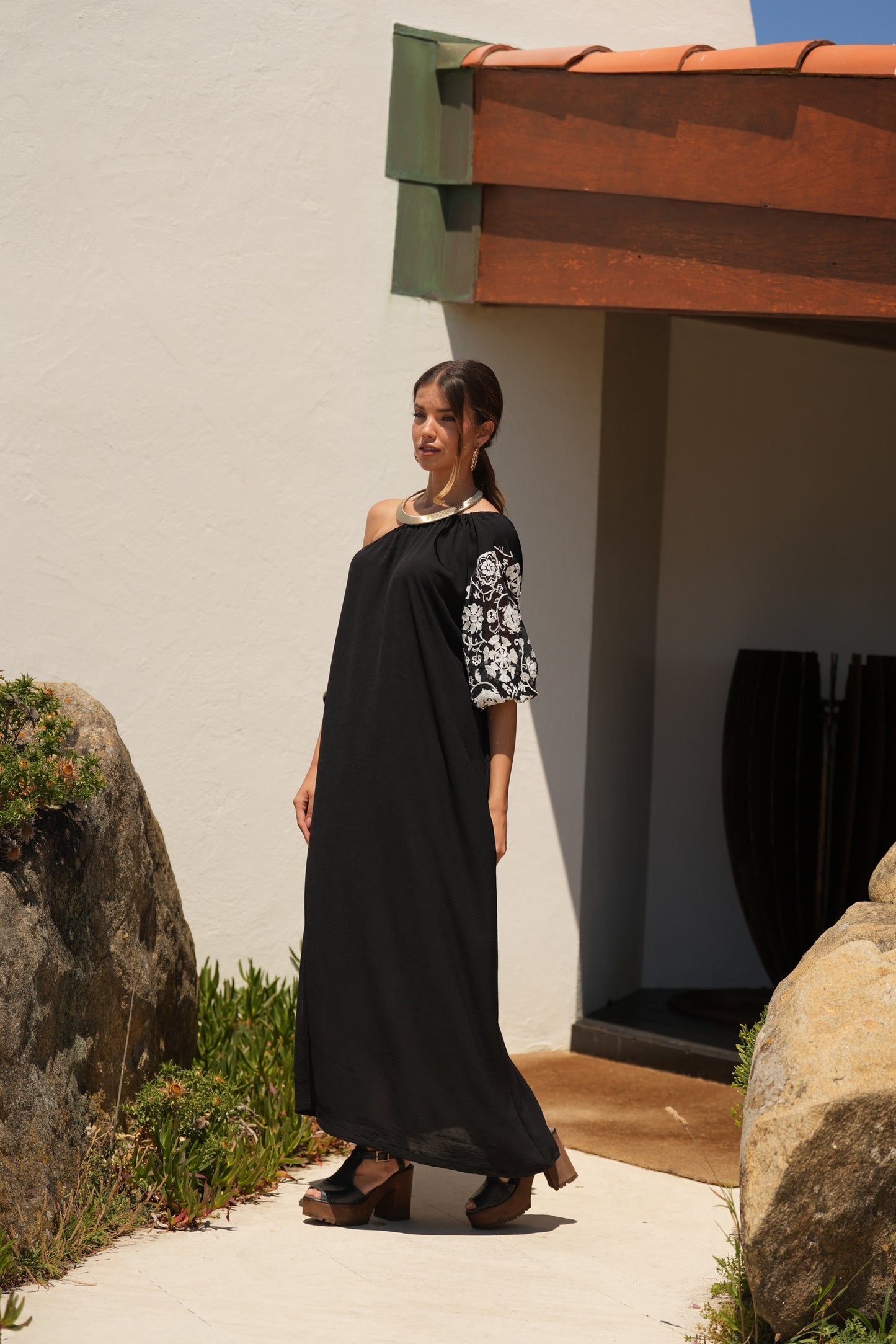 Vestido largo negro con manga bordada