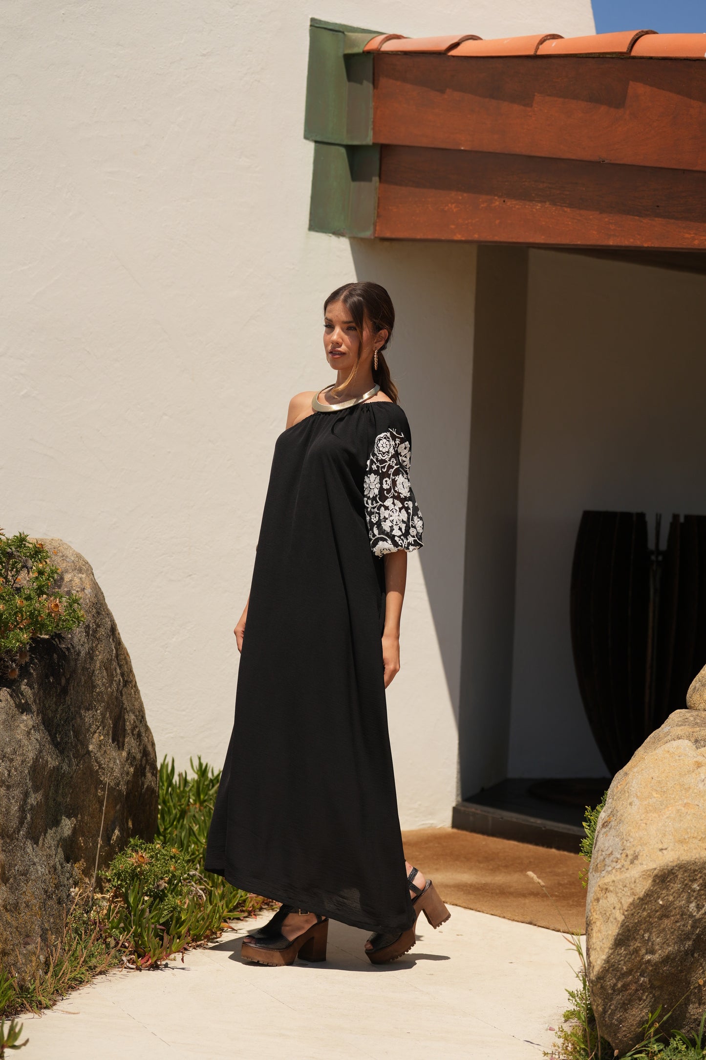Vestido largo negro con manga bordada