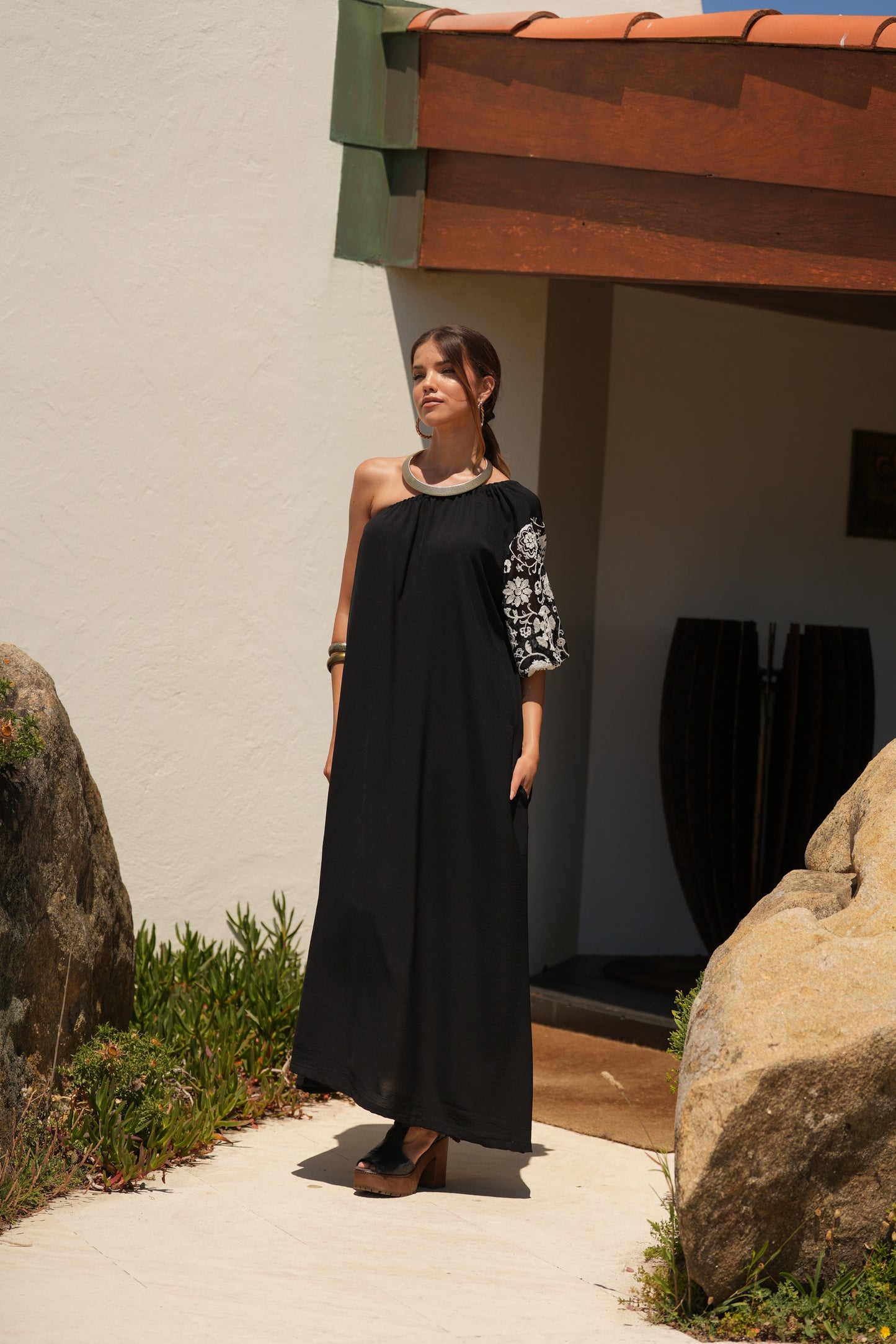 Vestido largo negro con manga bordada
