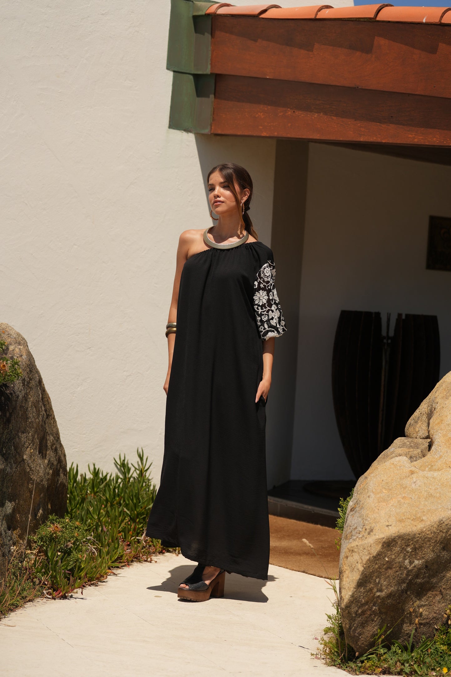 Vestido largo negro con manga bordada