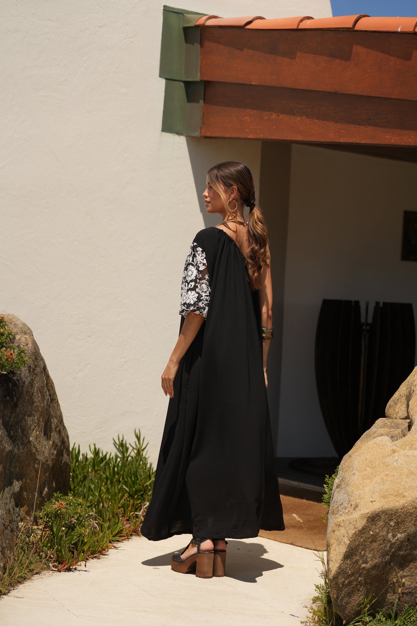Vestido largo negro con manga bordada