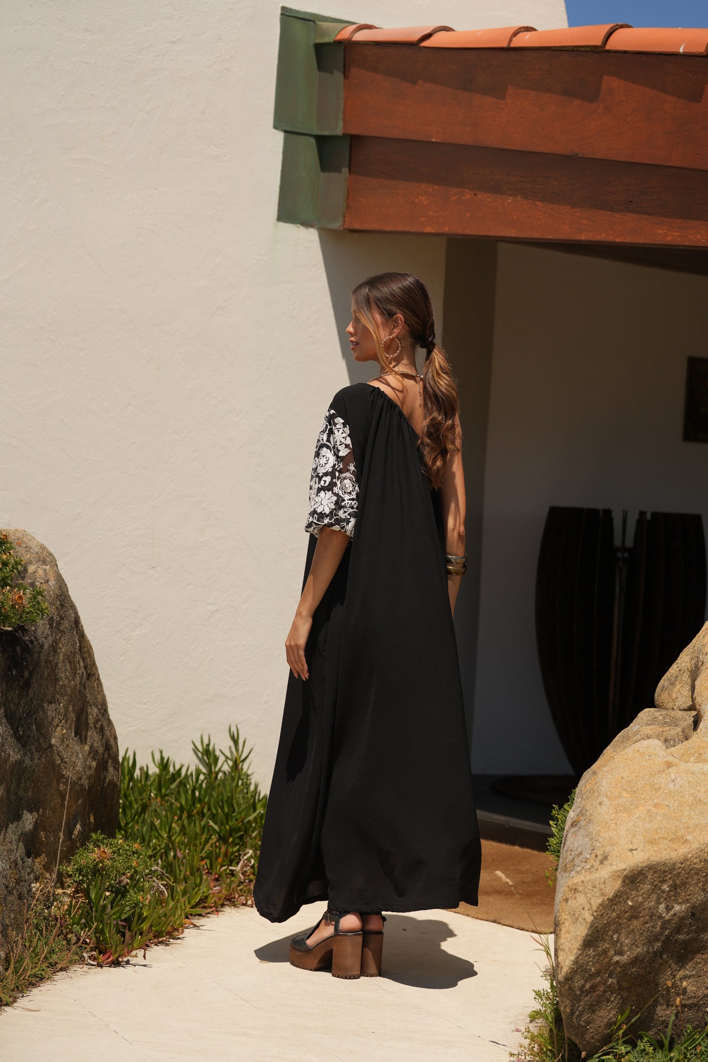 Vestido largo negro con manga bordada