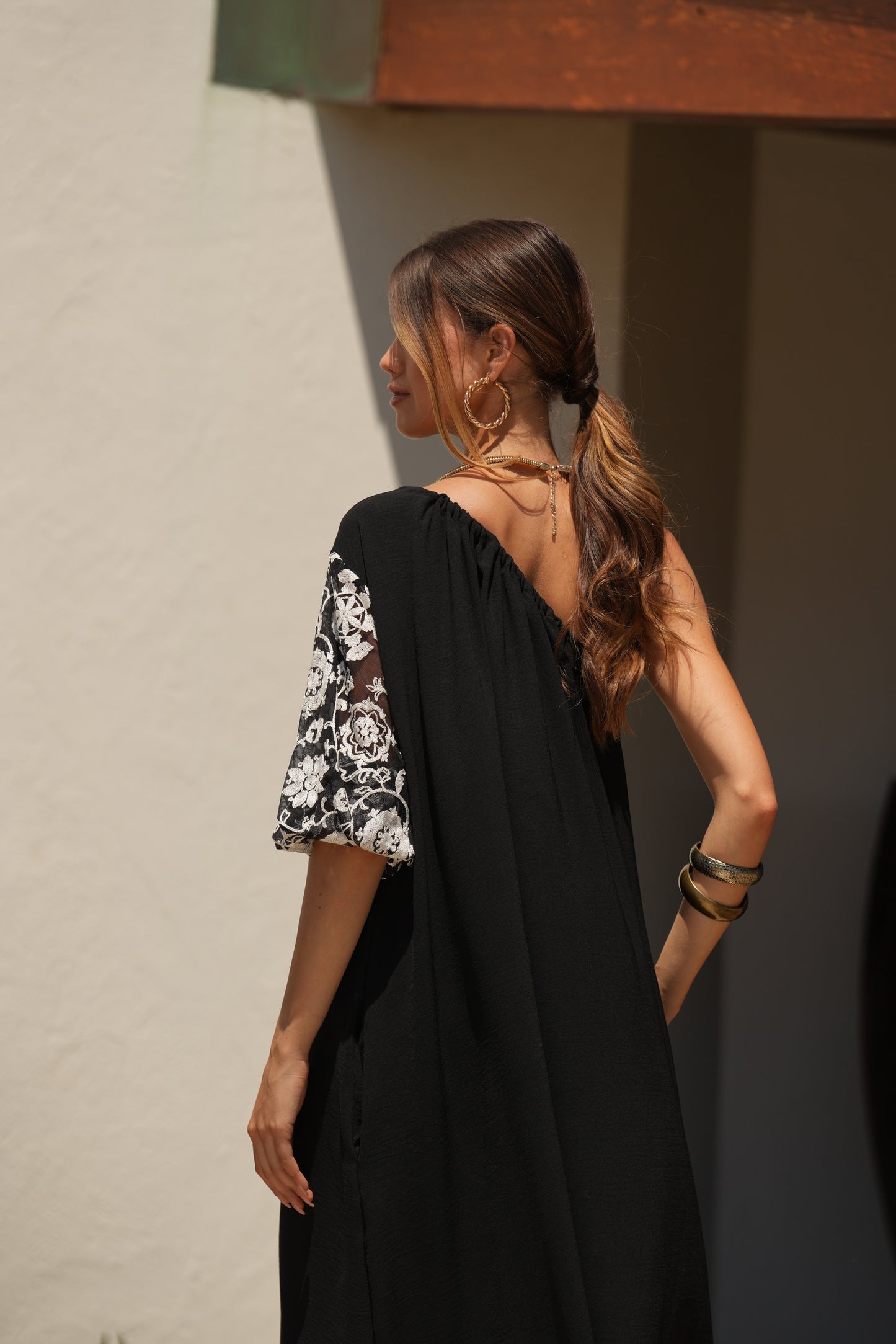Vestido largo negro con manga bordada