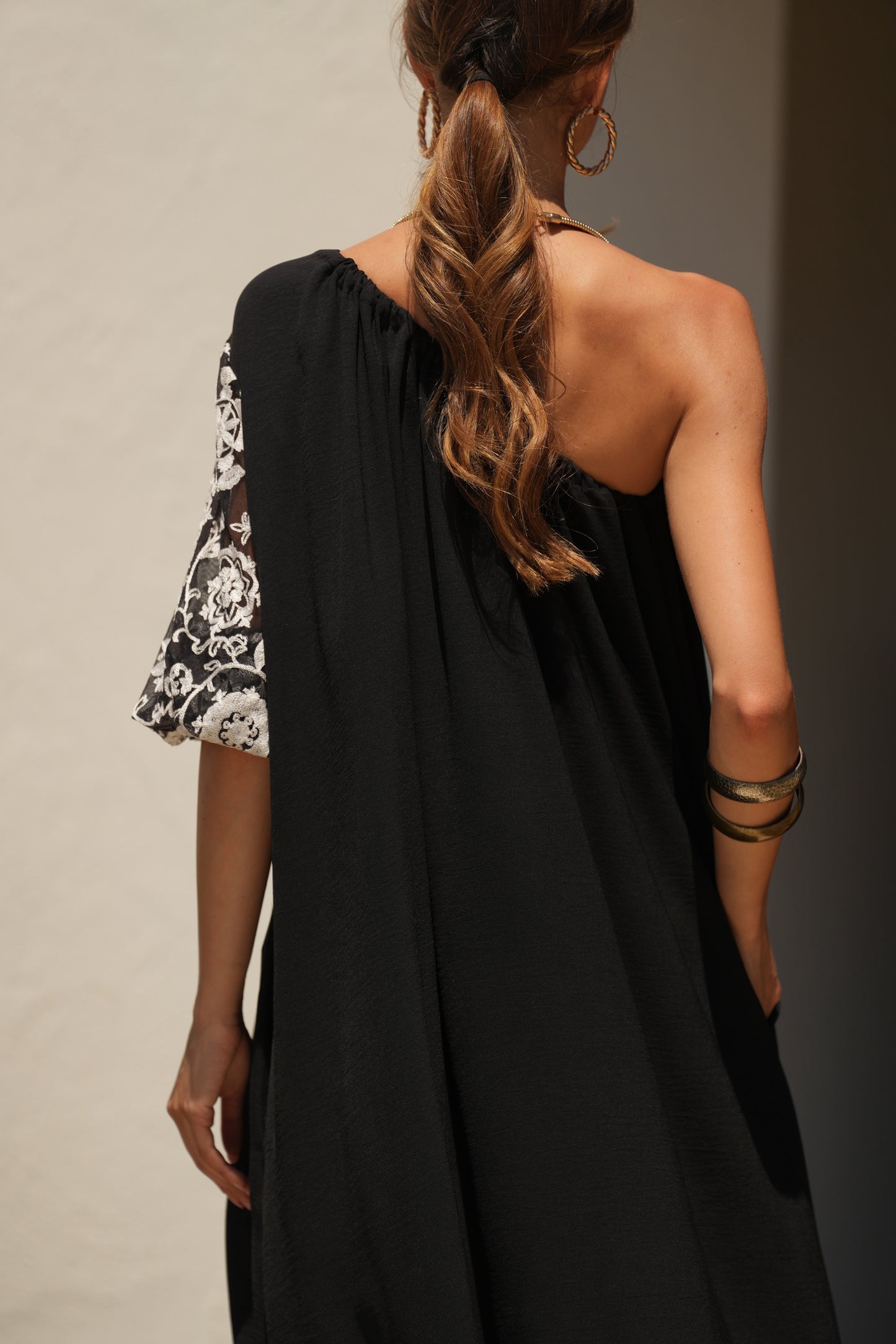 Vestido largo negro con manga bordada